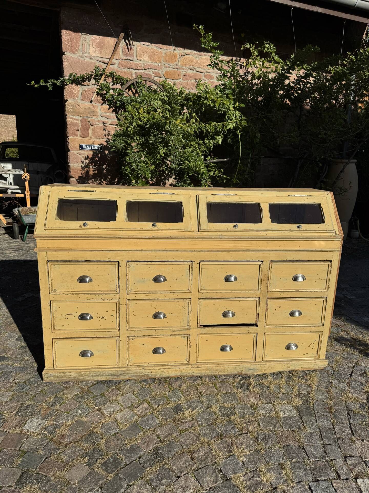 Workshop cabinet with drawers