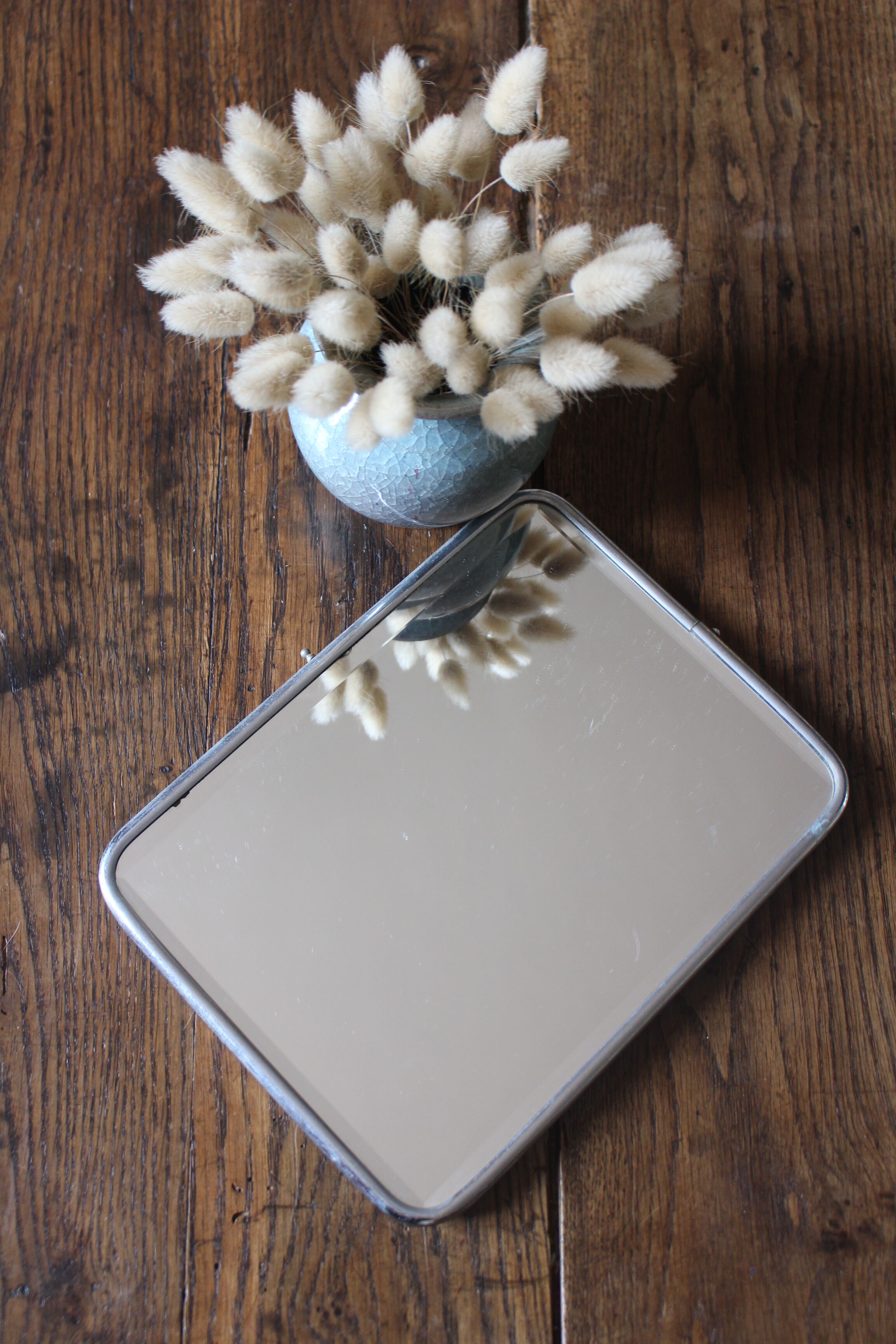 Rectangular barber mirror to pose