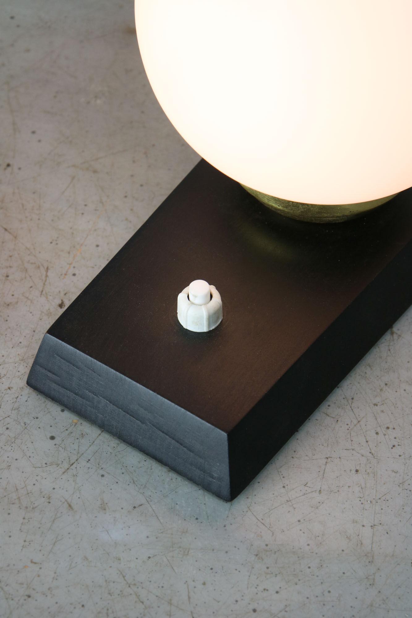 Lampes de chevet mid-century en laiton & opalin