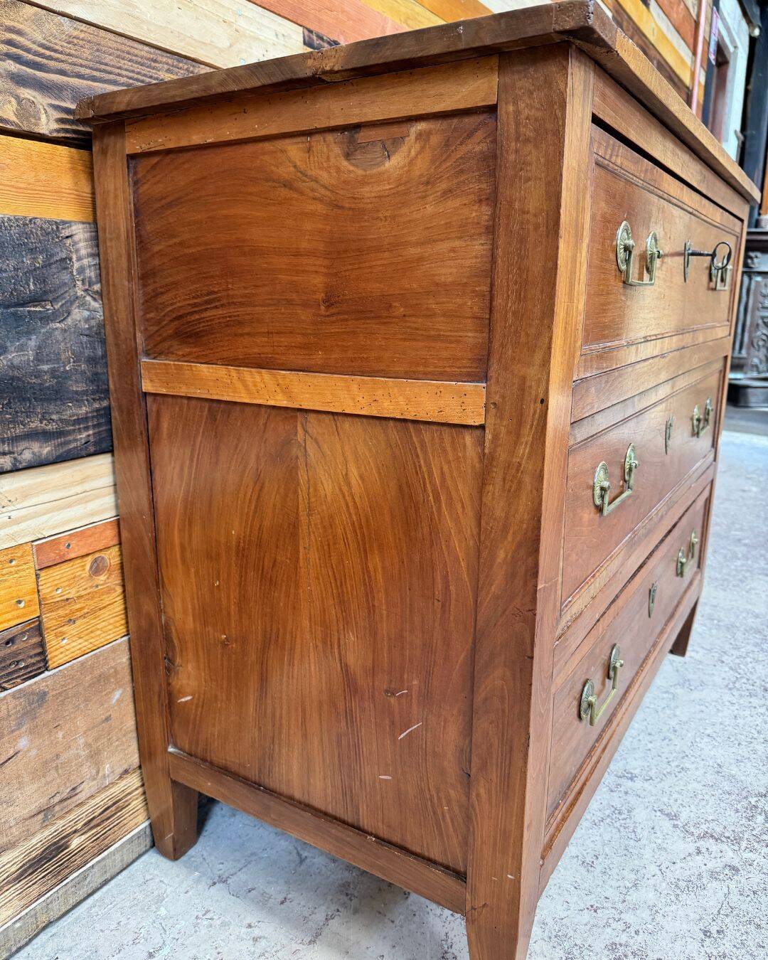 Petite commode en noyer - Époque Louis XVI