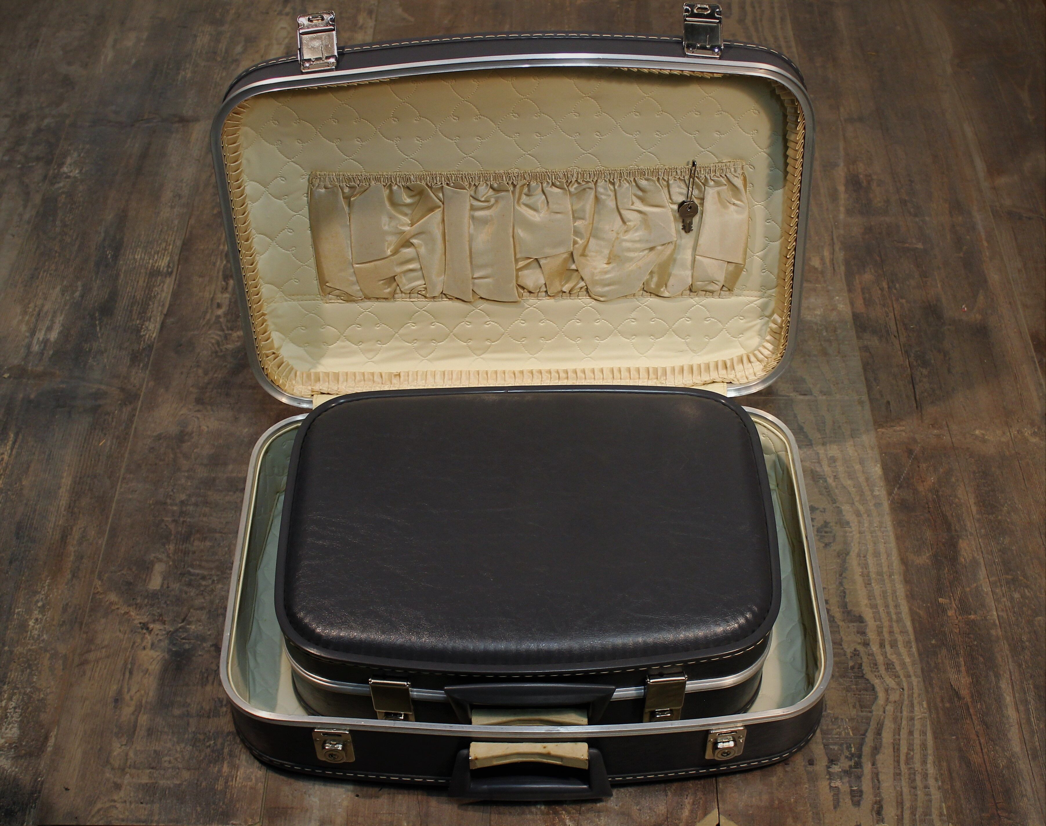 Nesting suitcases hostess & steward 60s