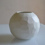 Vase boule à engobe laiteuse