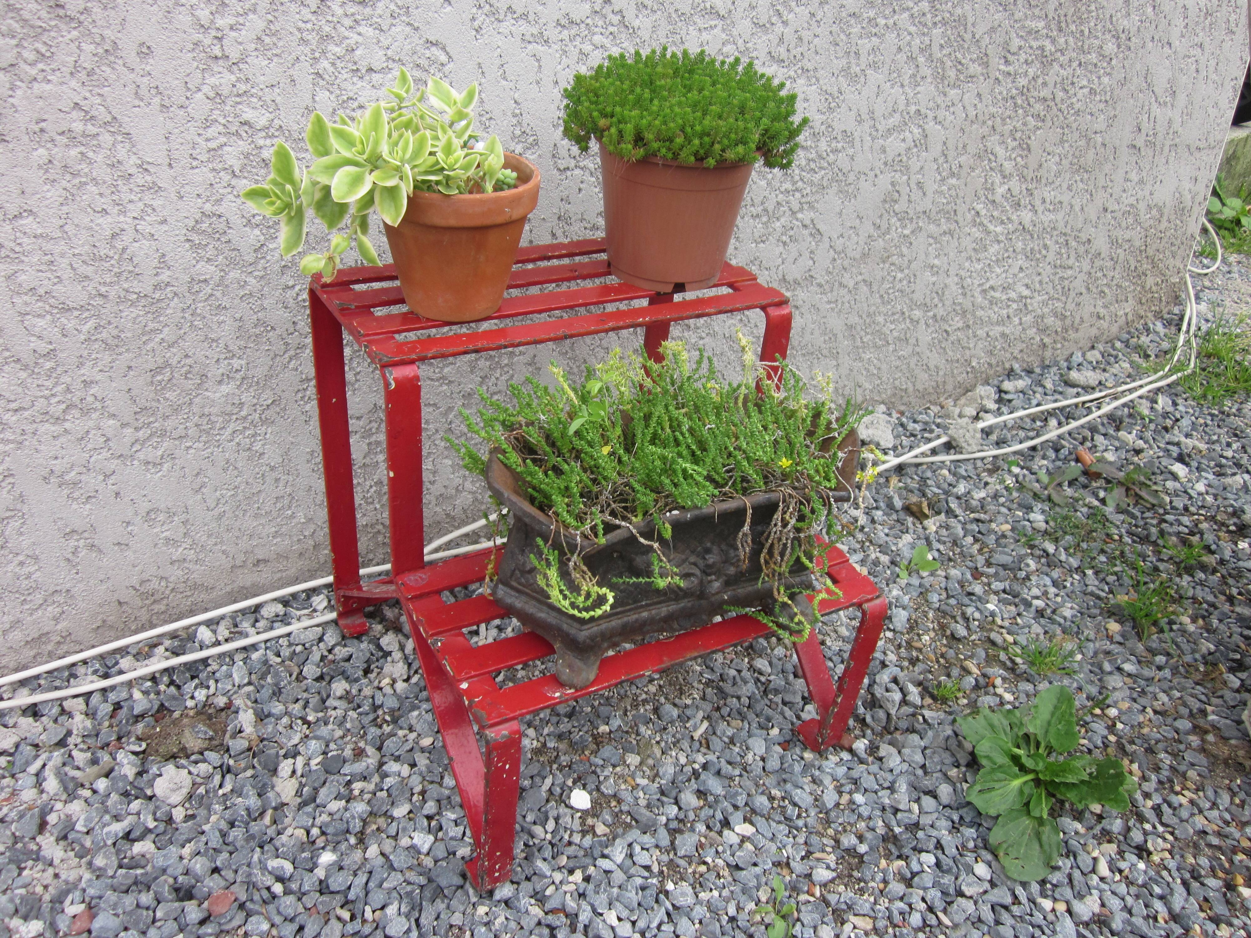 Rivetè metal plant door