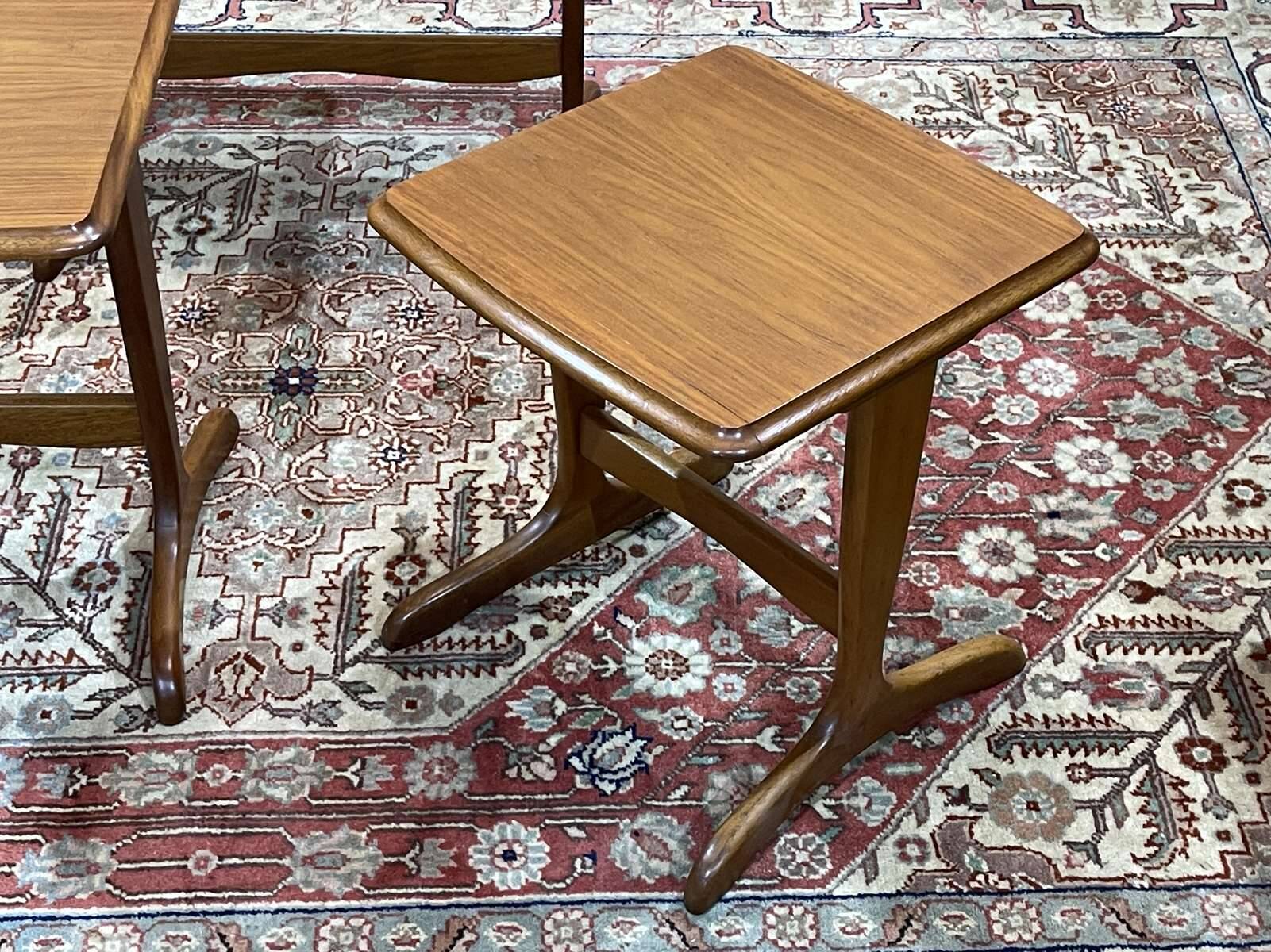 Suite de 3 tables gigognes en teck des années 70