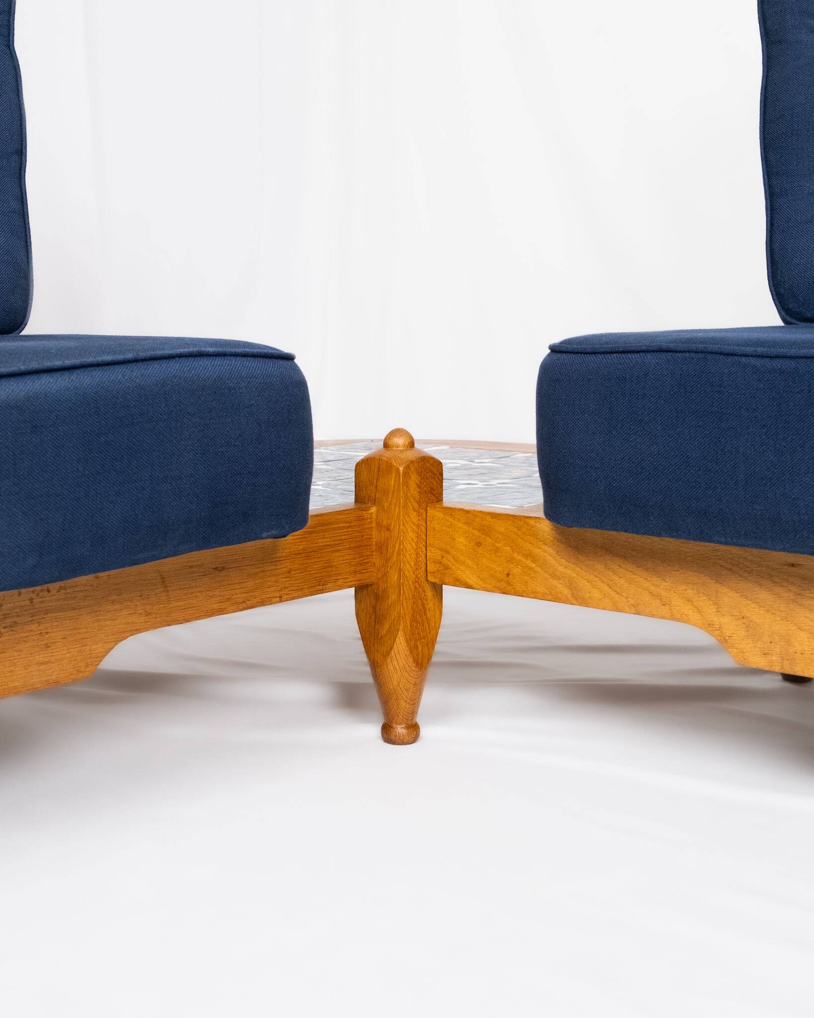 Grande banquette éventail d'angle en chêne, Guillerme et Chambron, 1970s