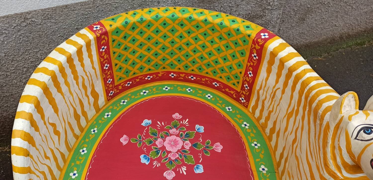 Paire de fauteuils en bois apparence "tigre"