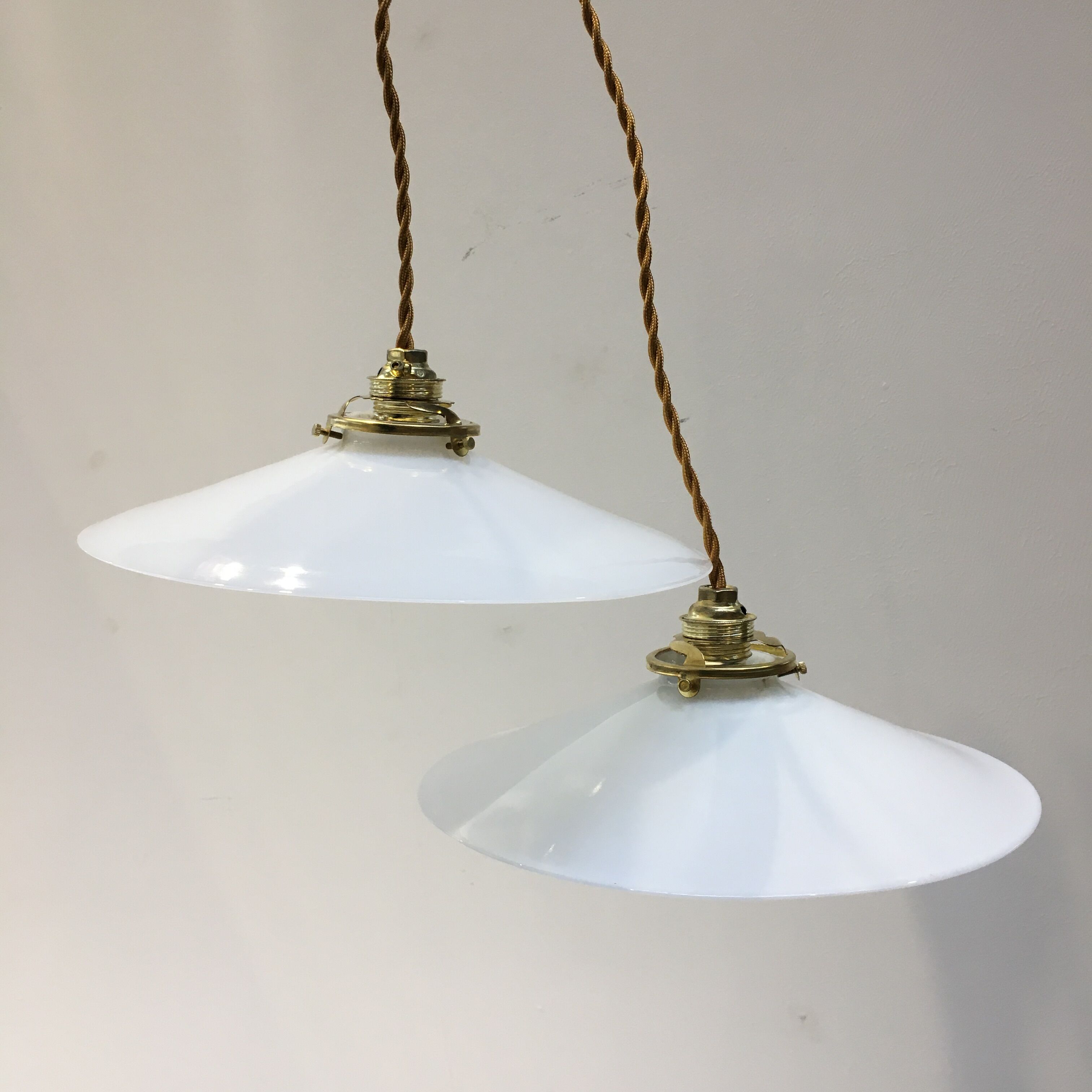 Paire de suspensions en opaline blanche