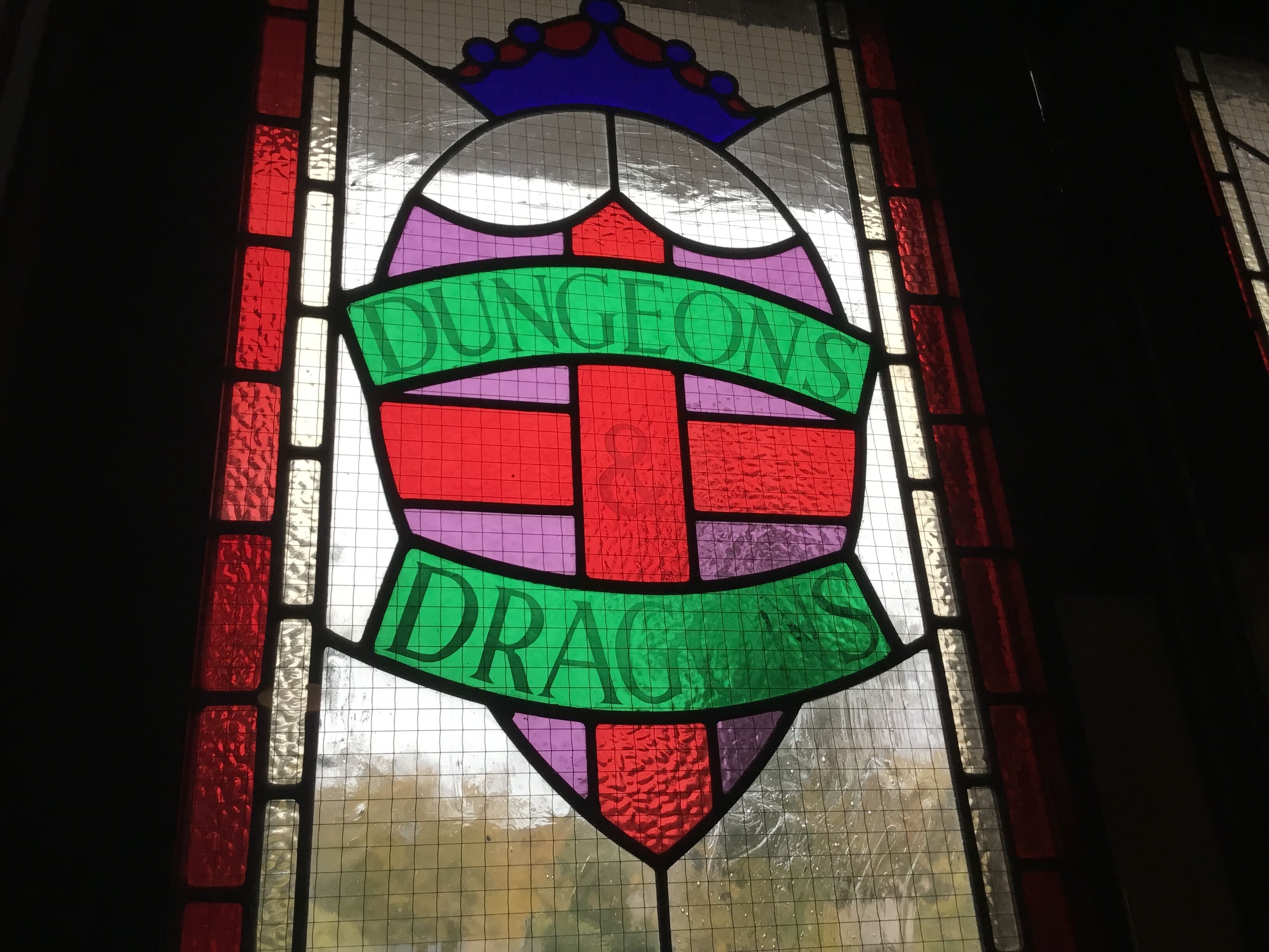 Beating doors of english pub Dungeons & Dragons