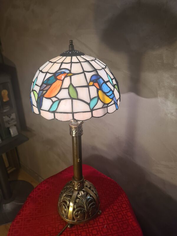 Lampe Art nouveau en bronze et laiton, abat-jour en pâte de verre cloisonnée