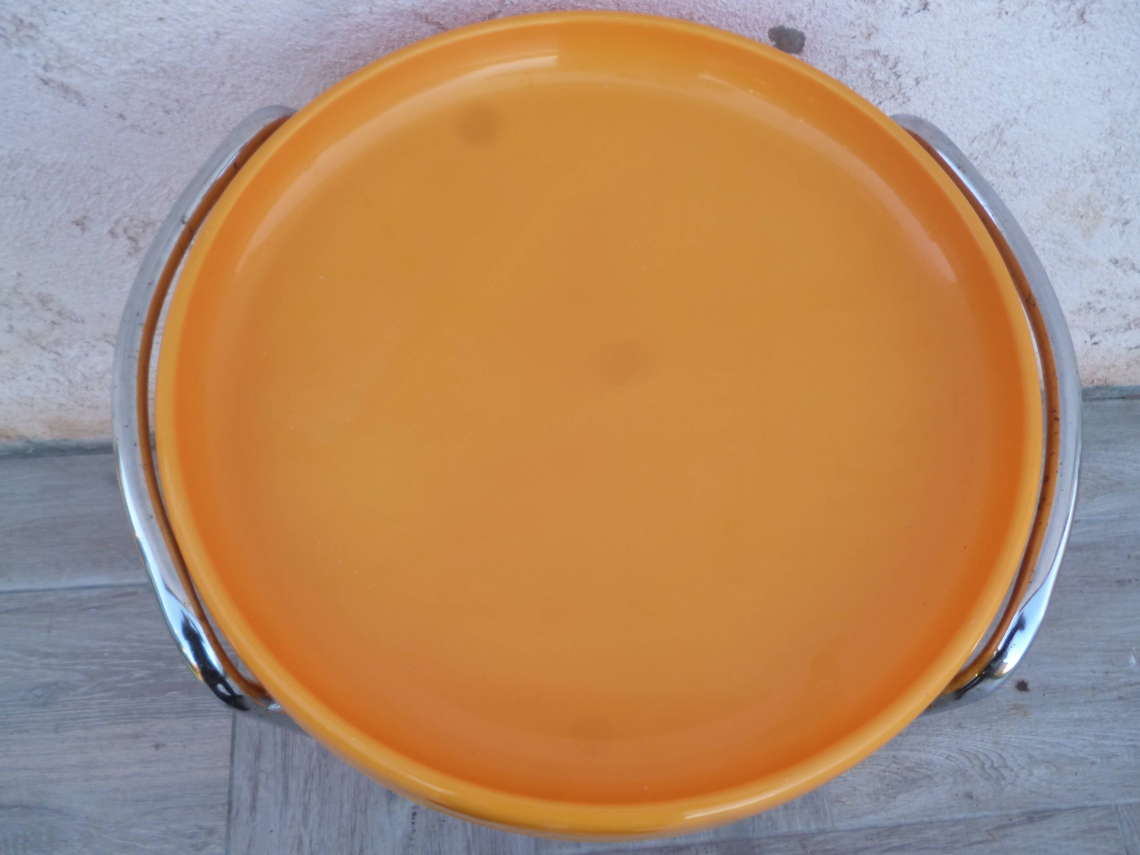 Desserte vintage orange sur roulettes
