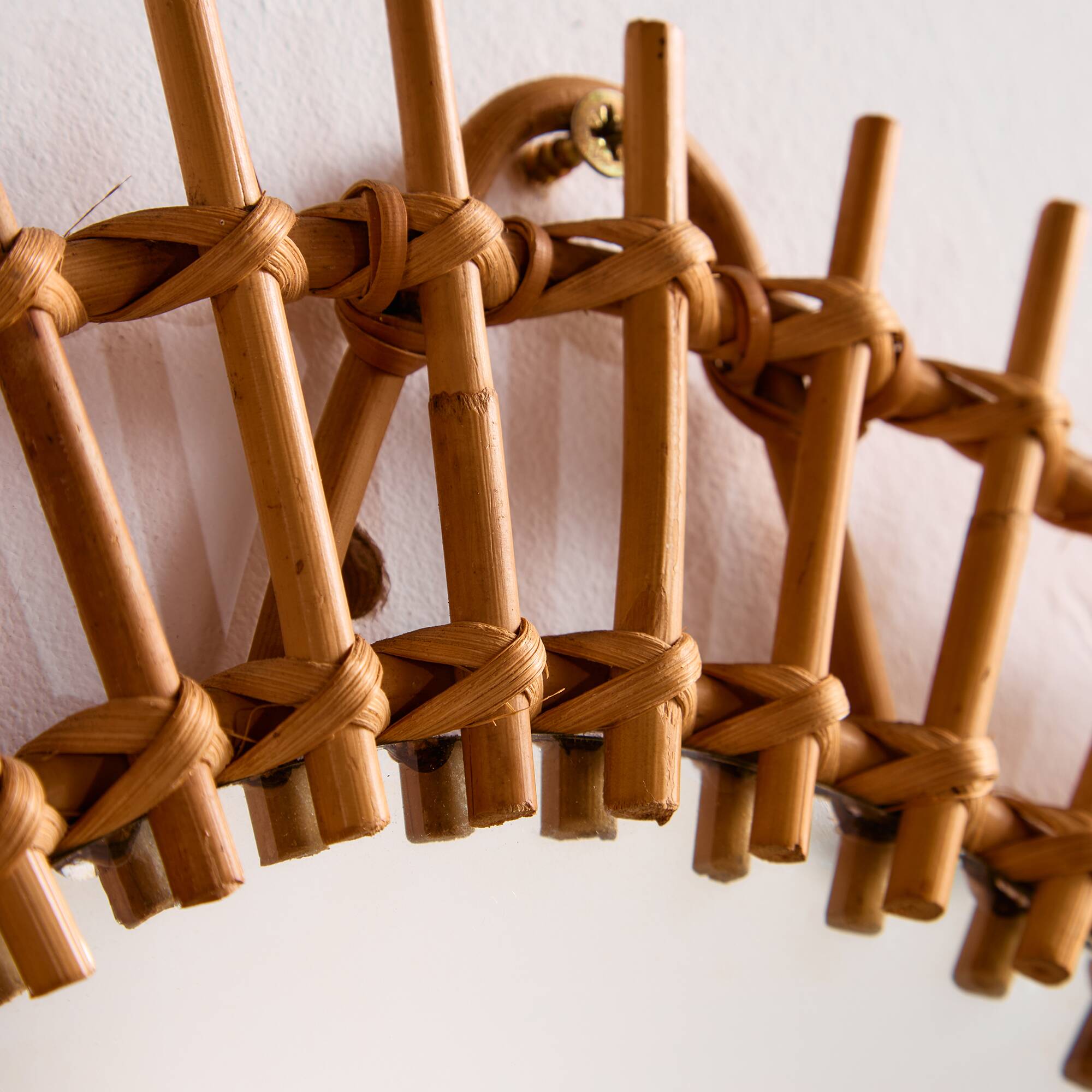 Miroir encadré en rotin et canne