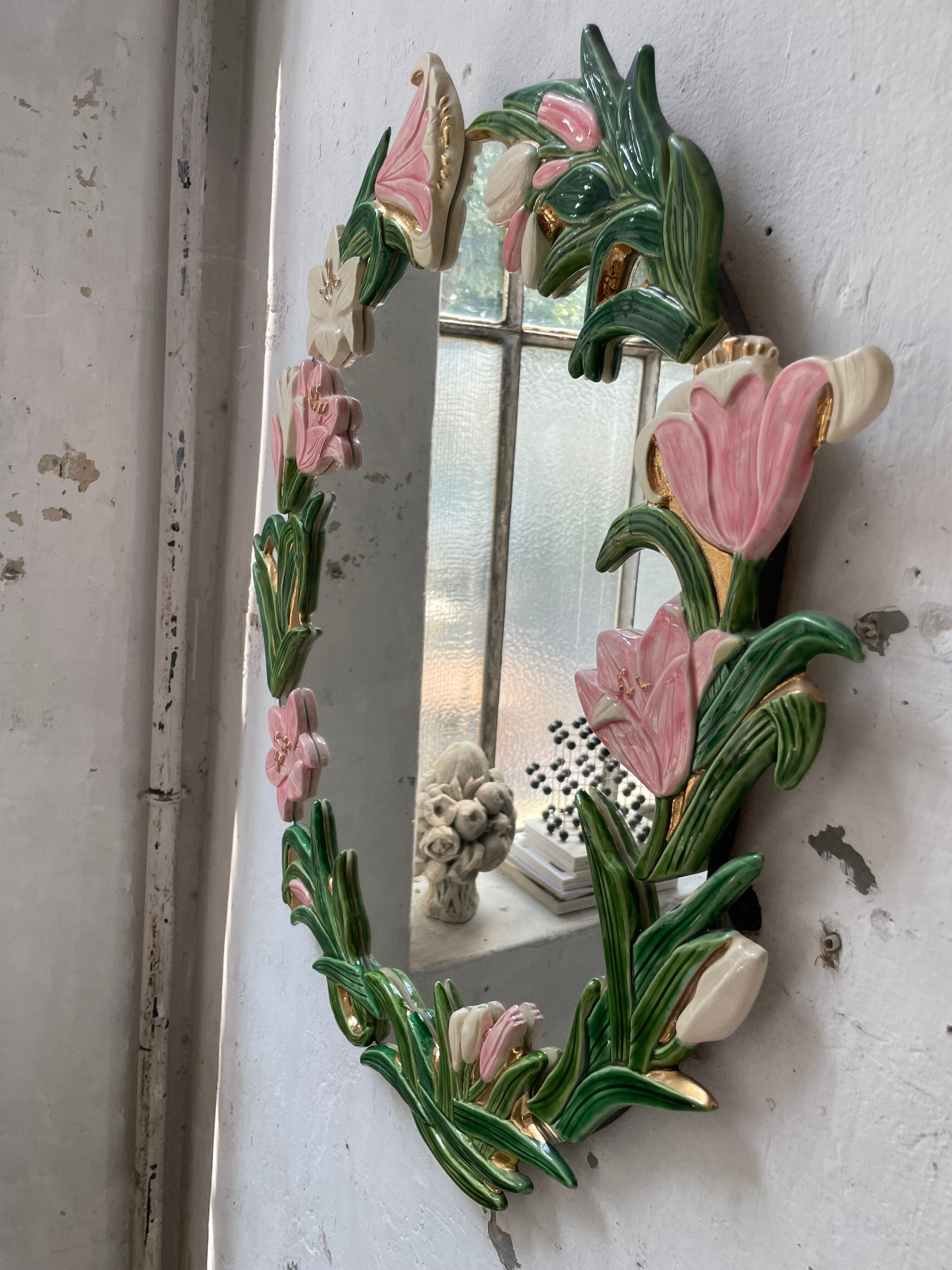 Oval ceramic mirror with flowers
