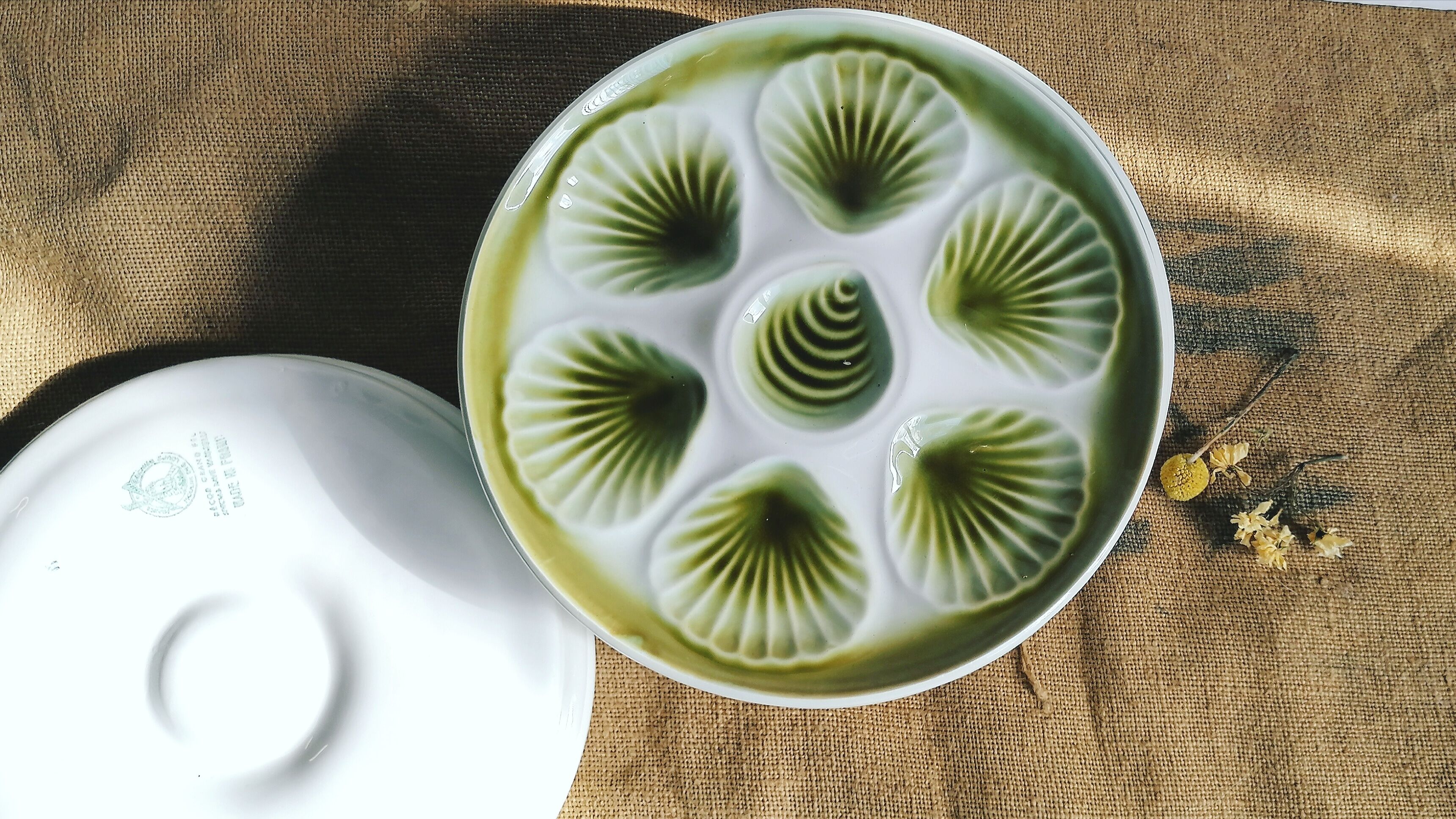 6 oyster plates decorated large fire, Orchies Moulin de loups, ceramic enamelled green