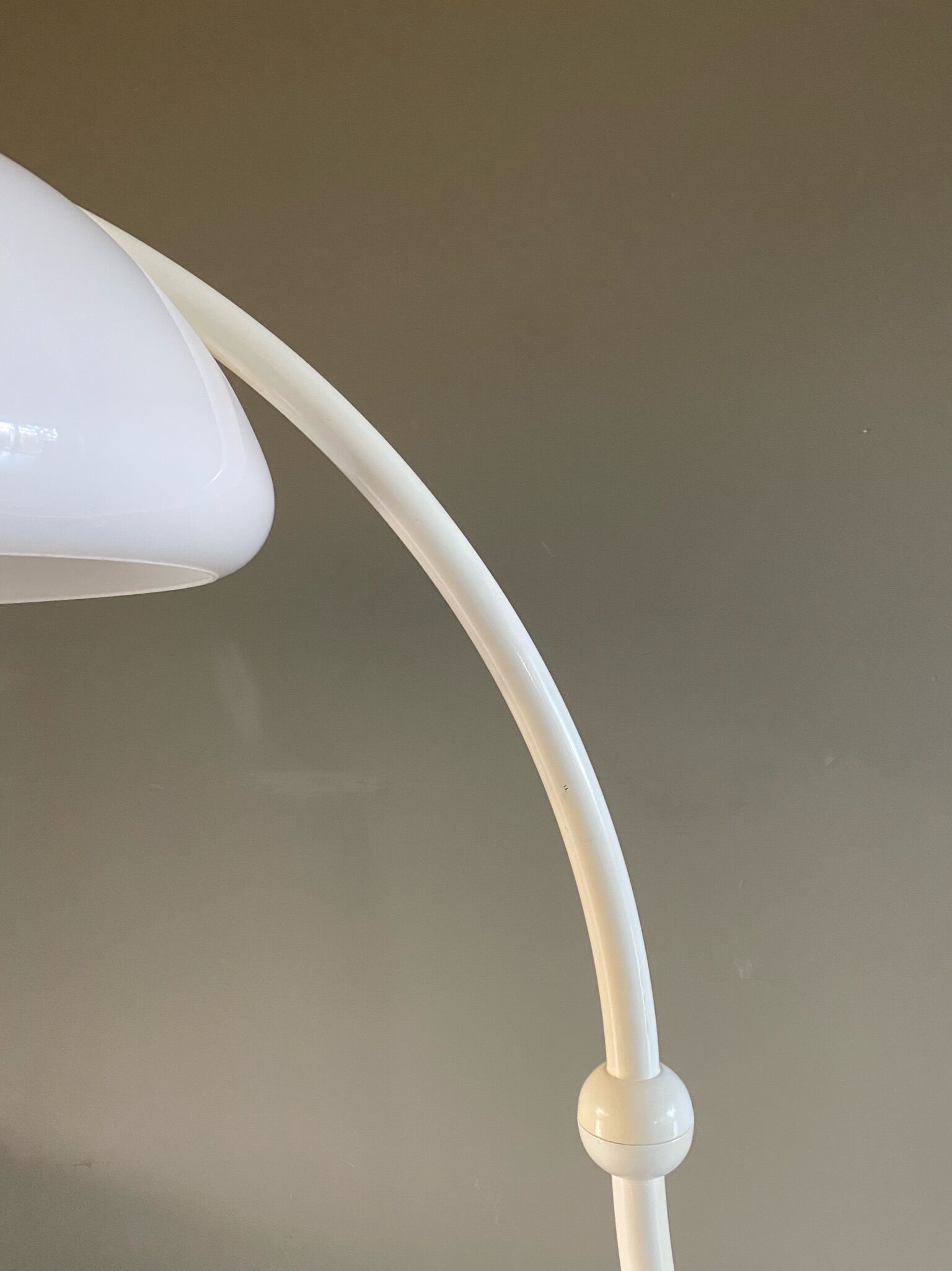 White serpente floor lamp Martinelli