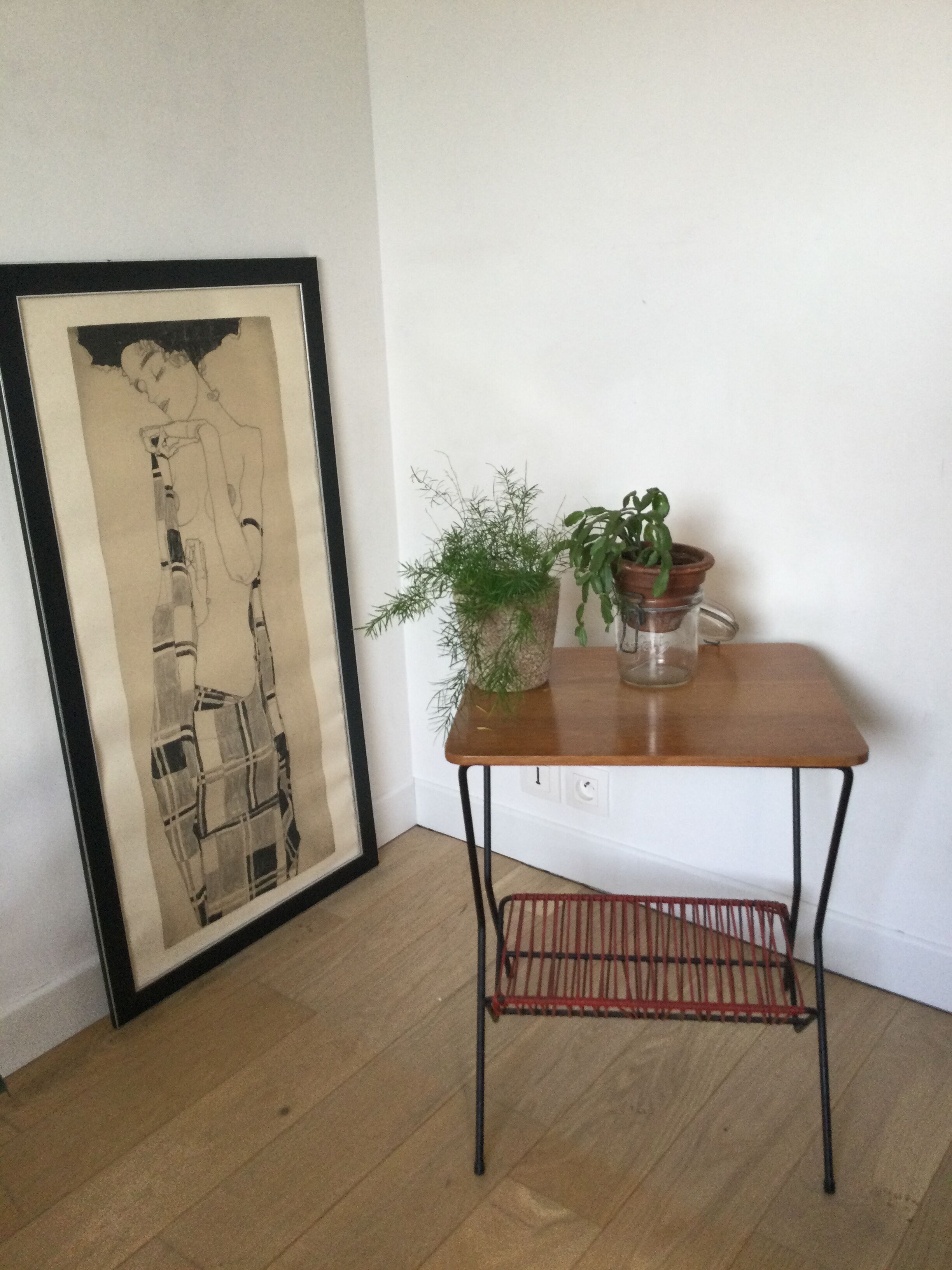 Table bois années 50 avec range vinyles et revues scoubidou