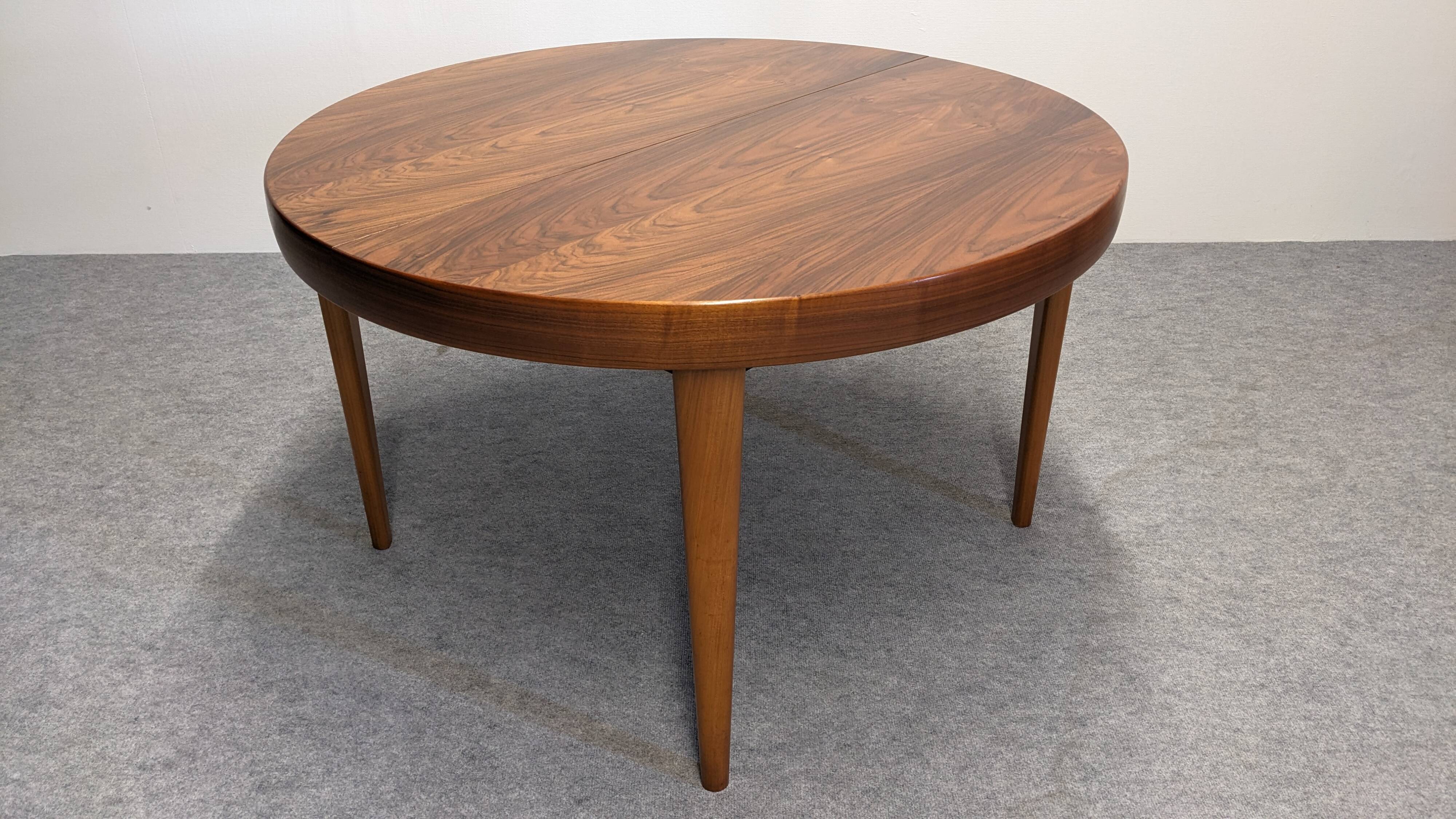 Scandinavian extendable round table in rosewood, 60s-70s