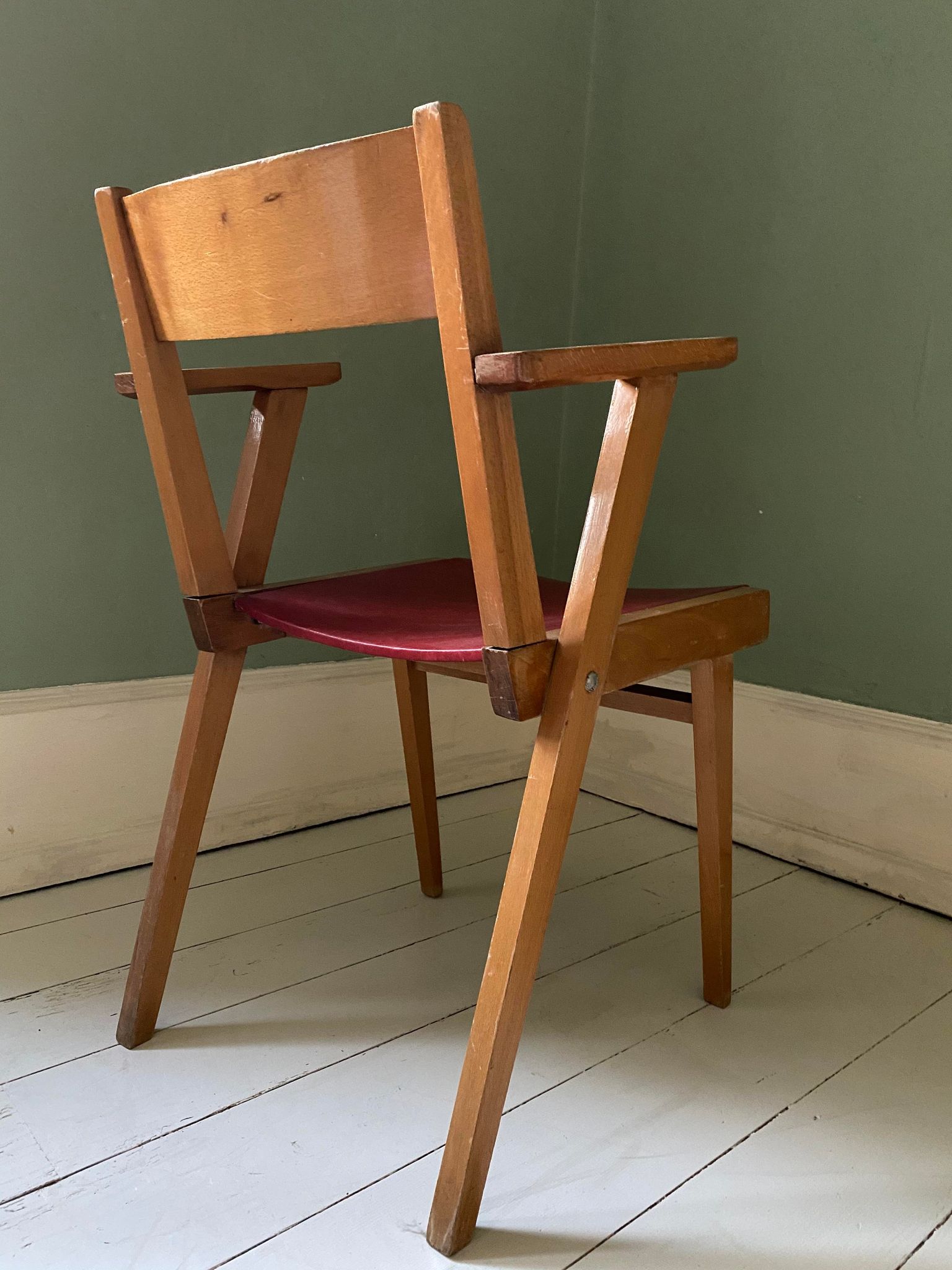 Fauteuil en bois blond et simili cuir rouge 1960