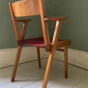 Fauteuil en bois blond et simili cuir rouge 1960