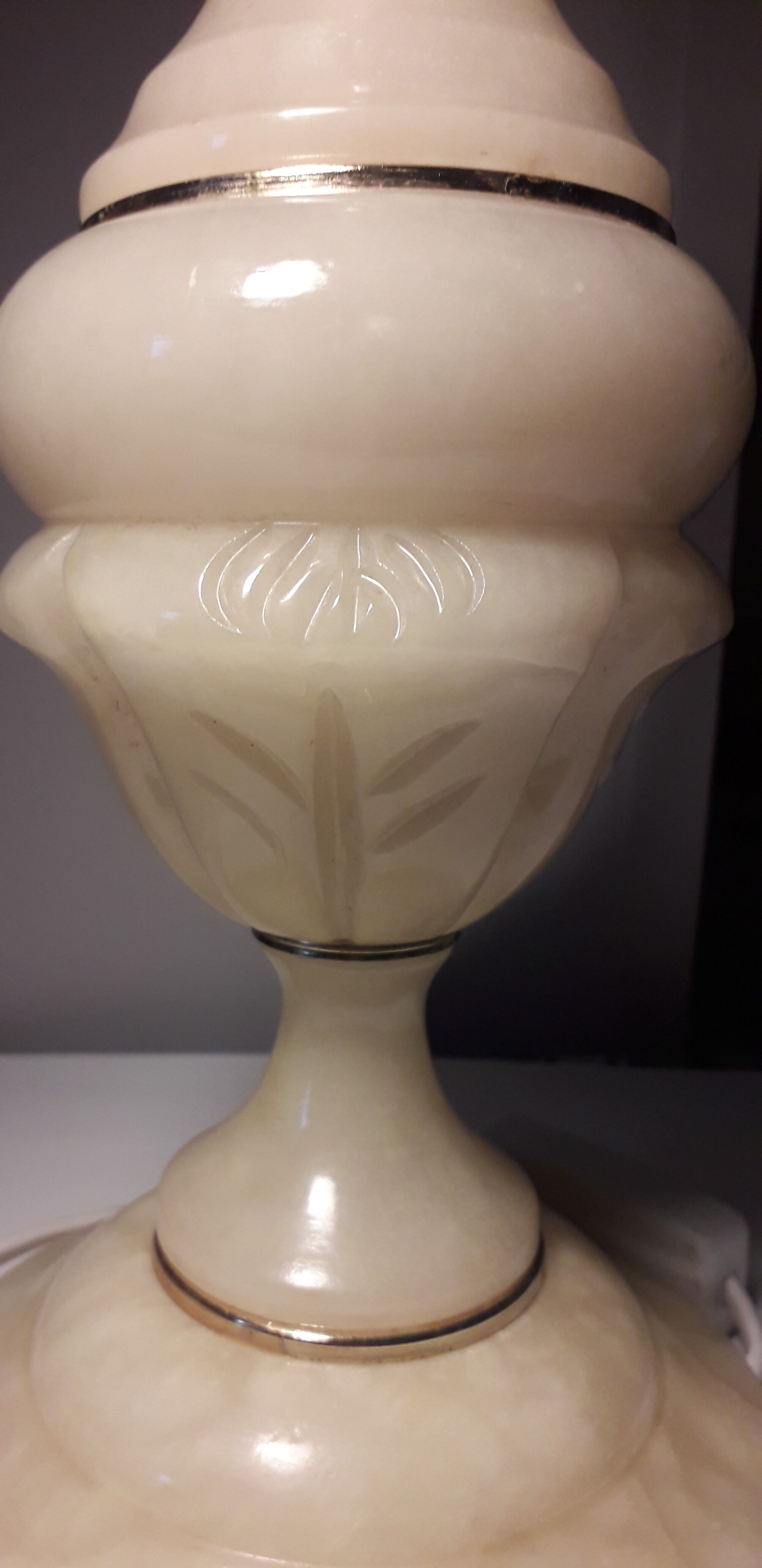Beautifully carved onyx lamp stand, with 3 brass rings