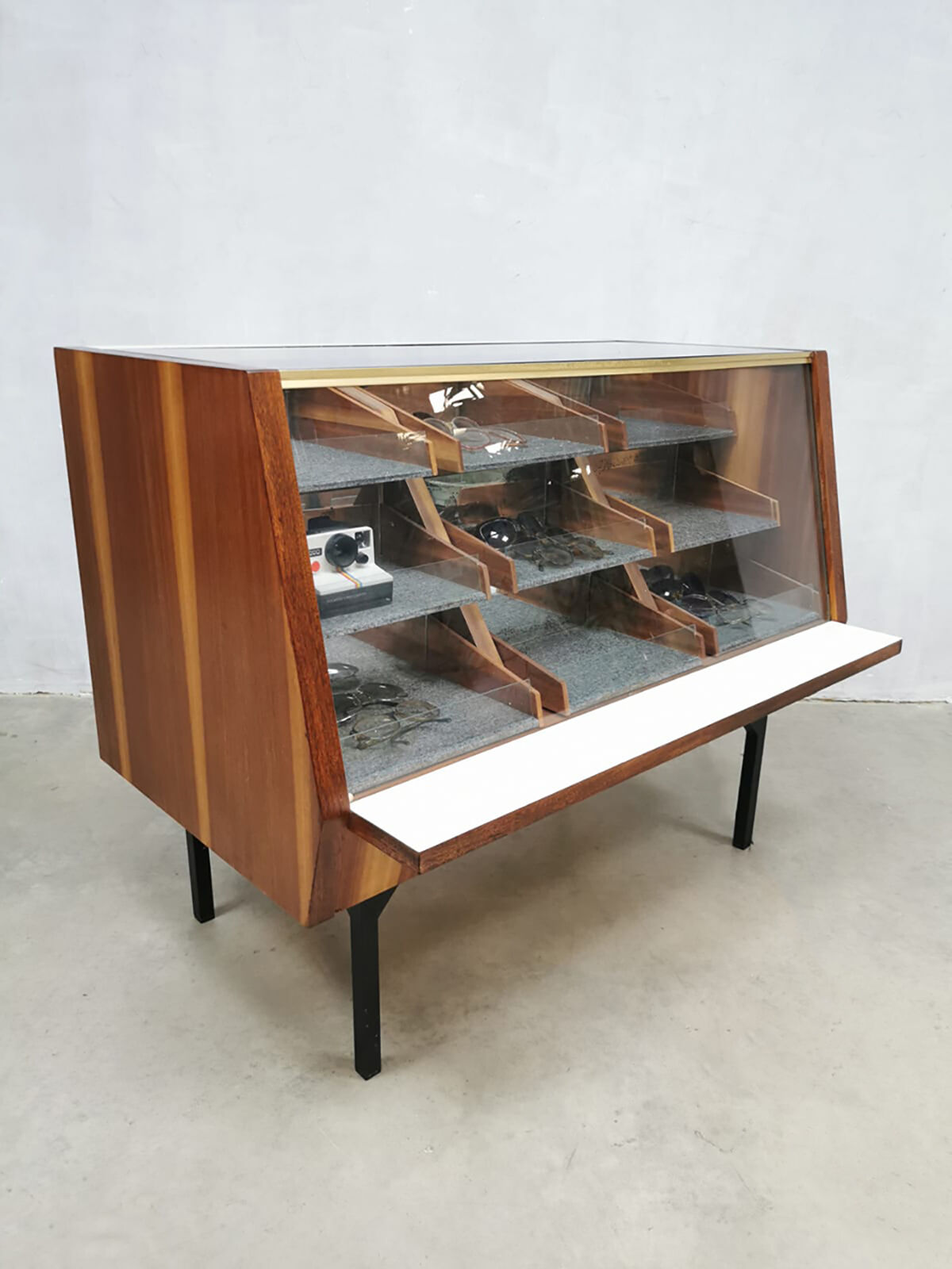 Vintage shop counter ‘Minimalism’