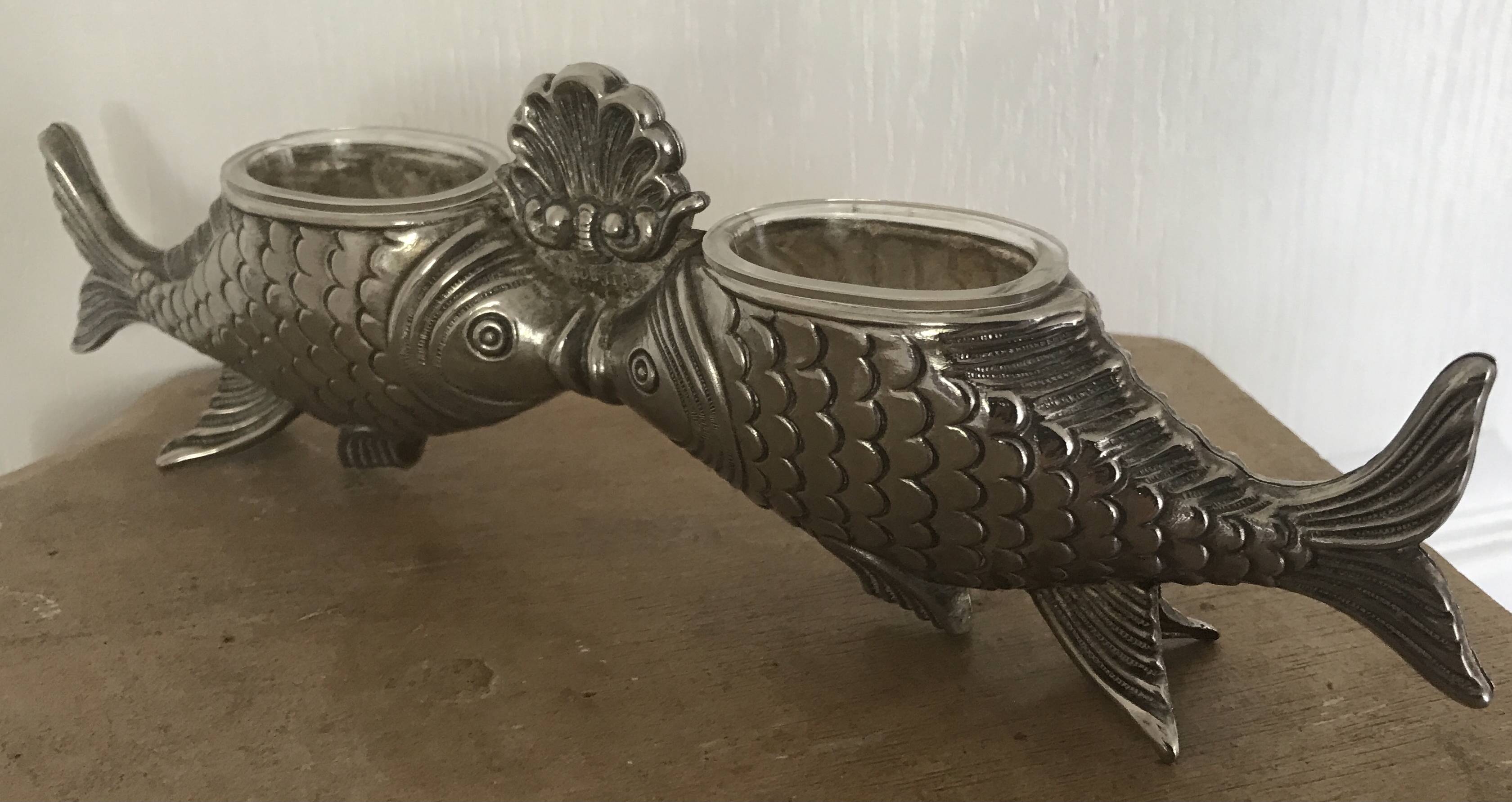 Salt and pepper shaker holder with a pair of fish in metal, Italian design