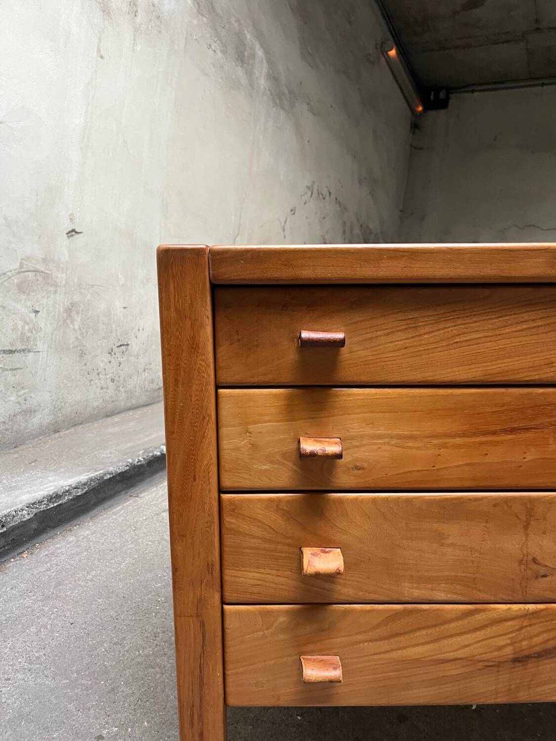 Maison Regain chest of drawers in elm and leather, 1970