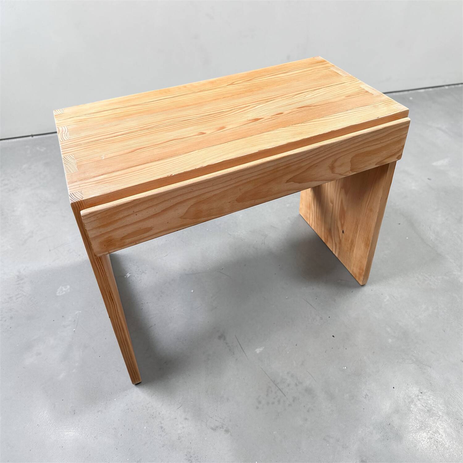 Enfilade basse / bureau en pin massif – Maison Regain, années 70