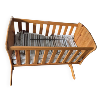 Lit bébé à bascule