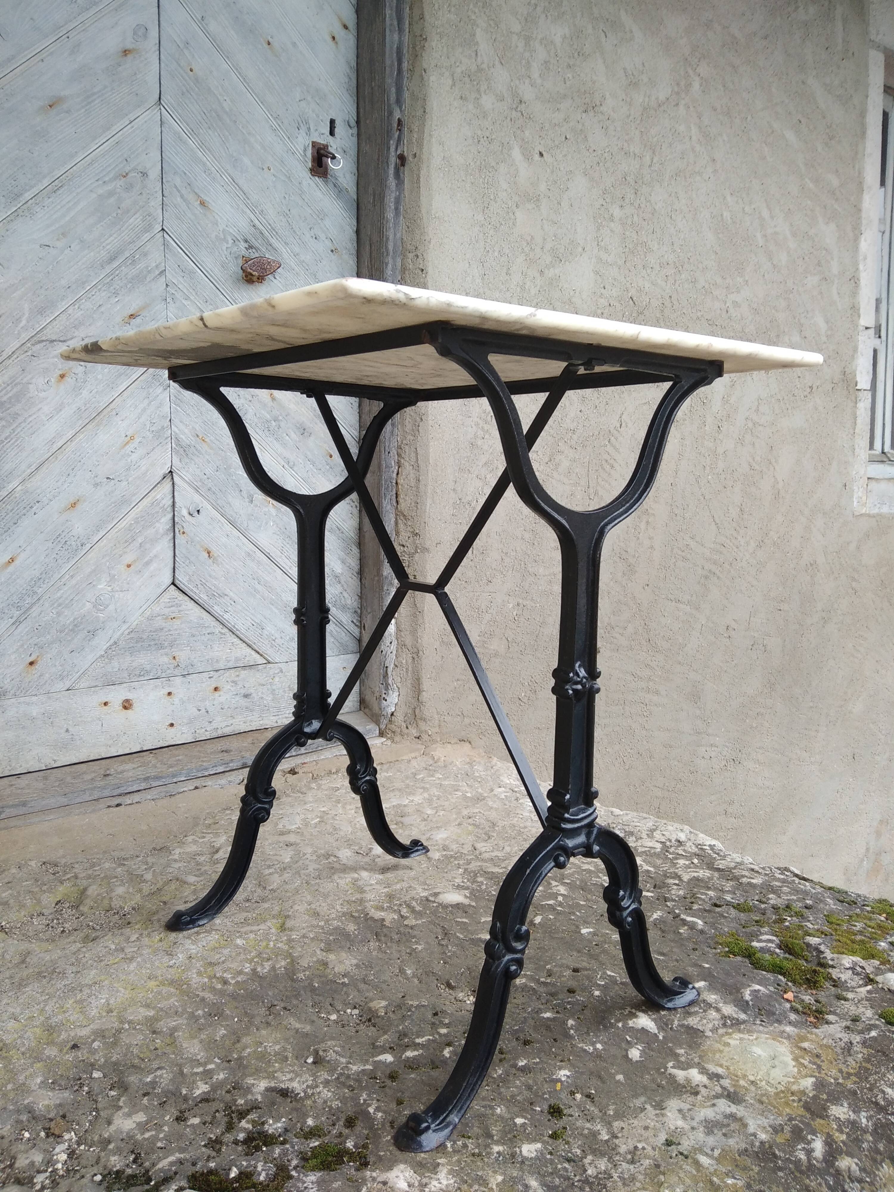 Bistro table in marble and cast iron "Le bon marché"