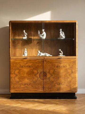 Vitrine Art Déco attribuée à Jindřich Halabala, placage de noyer, années 1930, Tchécoslovaquie