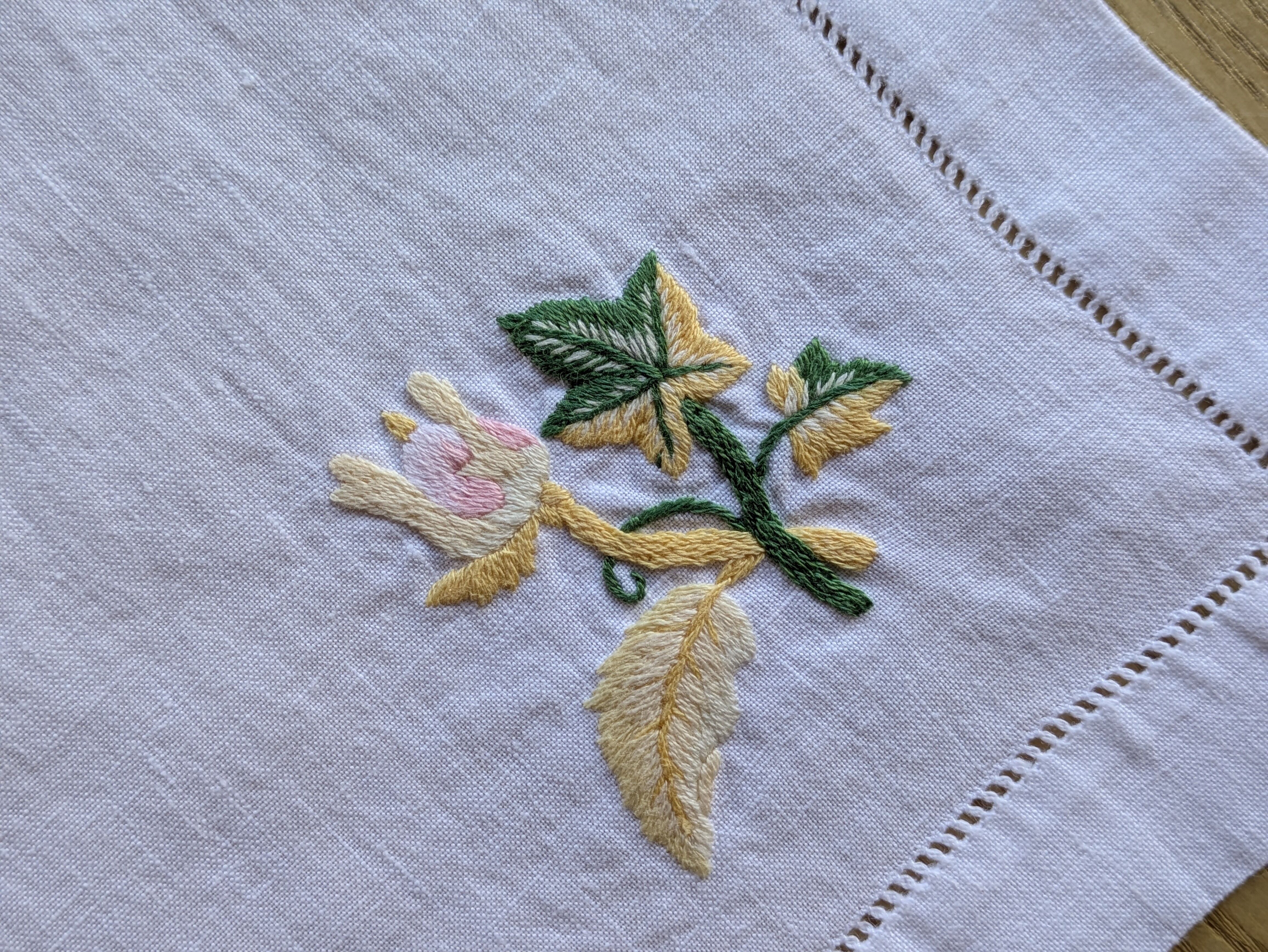Set et sa serviette assortie Valombreuse Paris – motif Rose ancienne