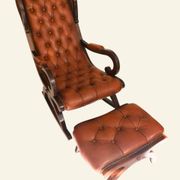 Fauteuil à bascule avec repose-pieds, bois et cuir capitonné