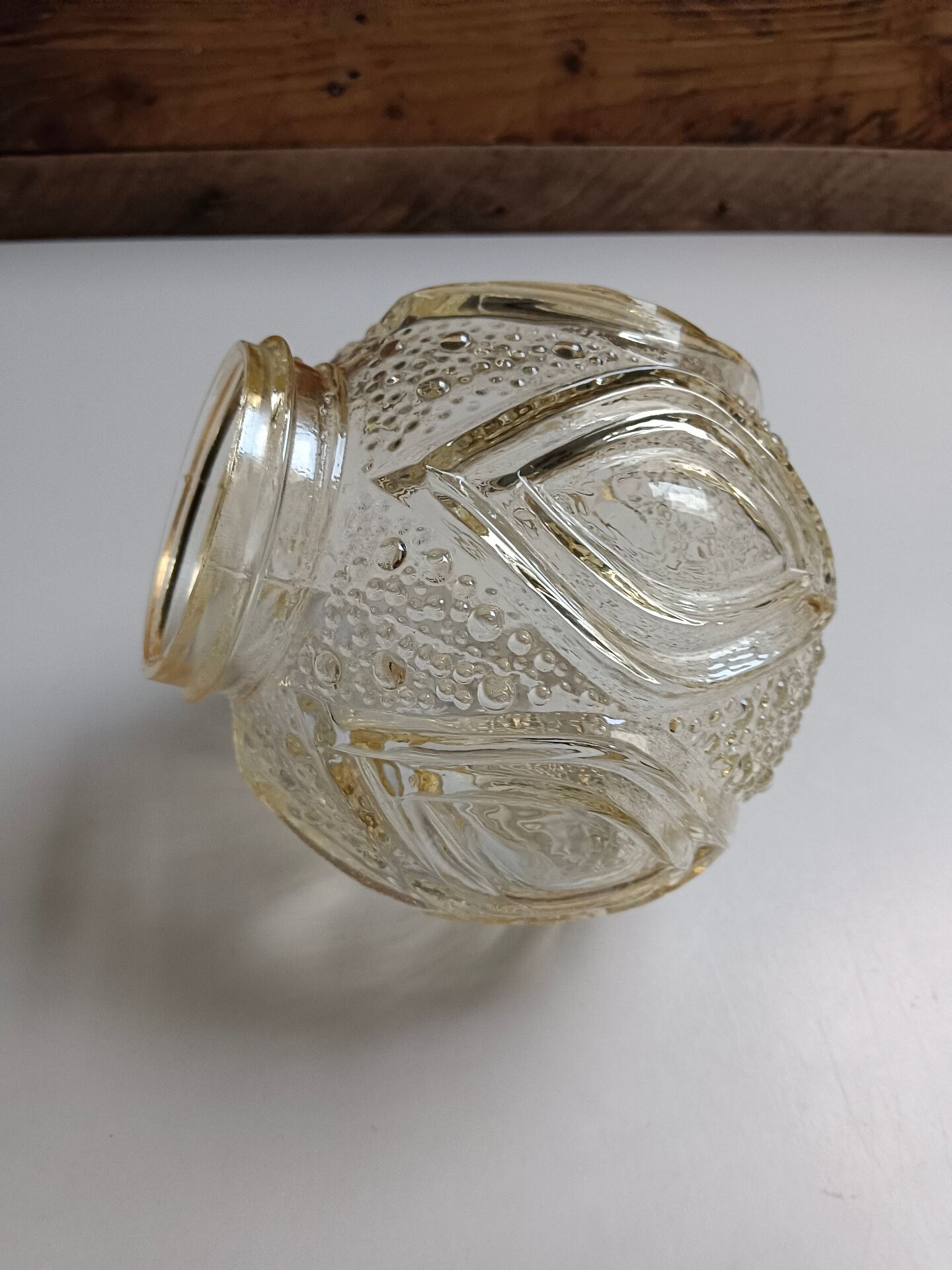 Round relief luminaire glass RZB and its electrifiable support.