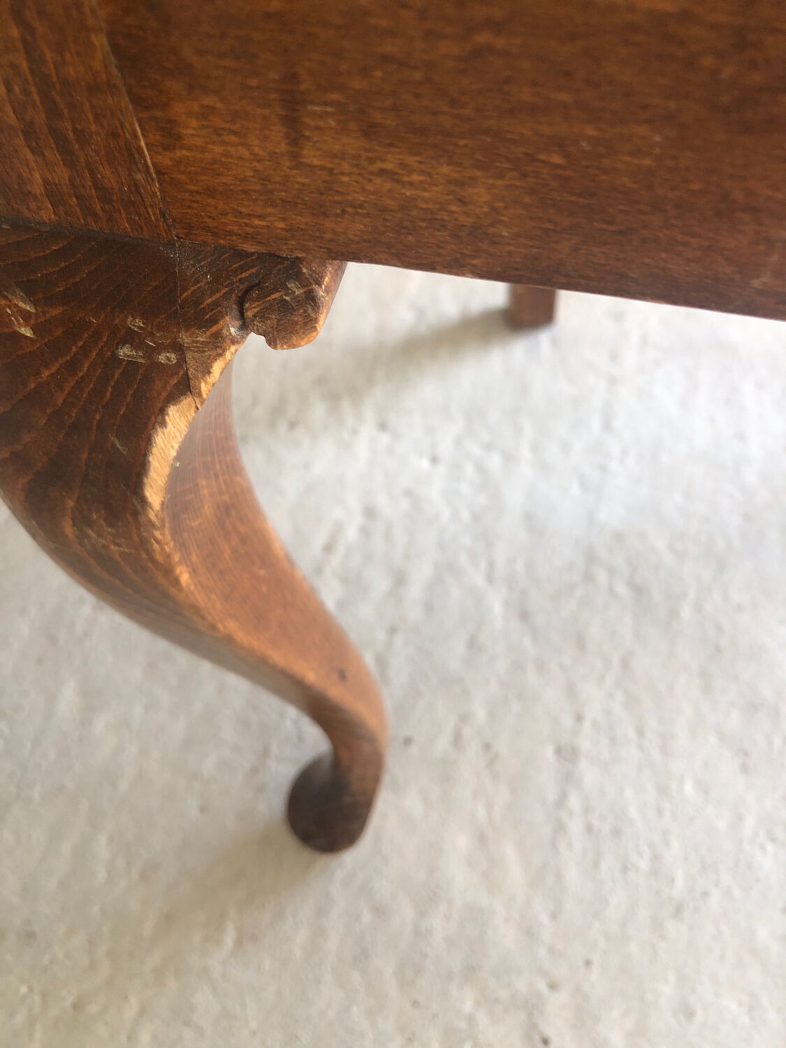 Table ronde avec rallonges et 4 chaises dossier cannage Vintage