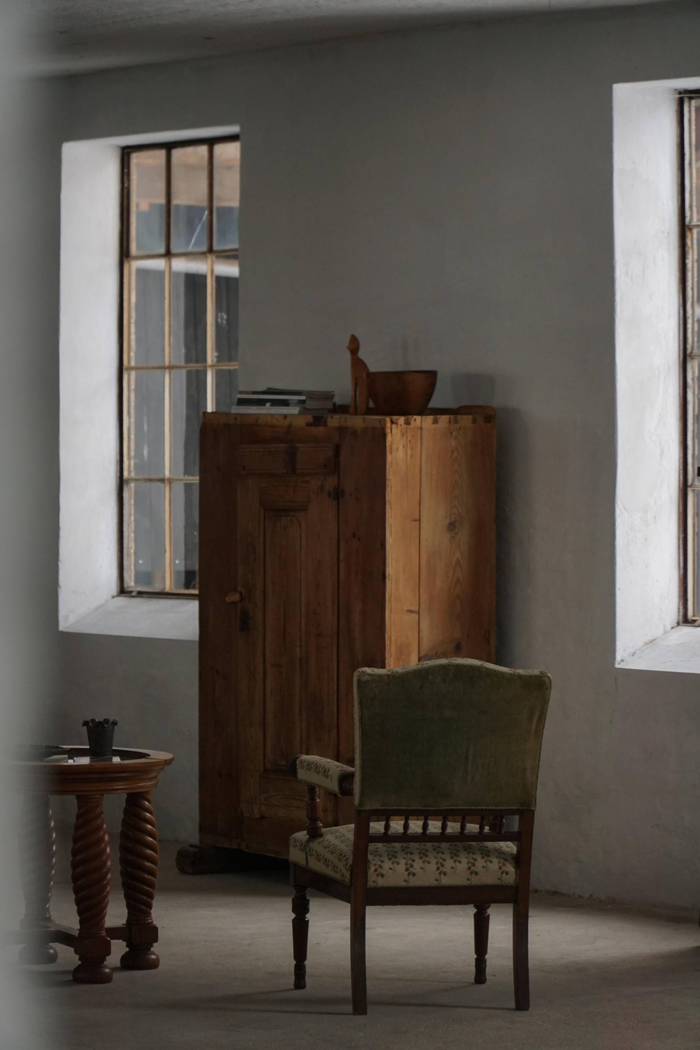 Fauteuil danois moderne en bois tourné avec tissu floral, début du XXe siècle