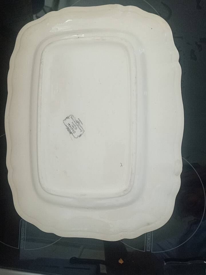 Plat de service. Faïencerie Digoin Sarreguemines. Motif Alsacien.