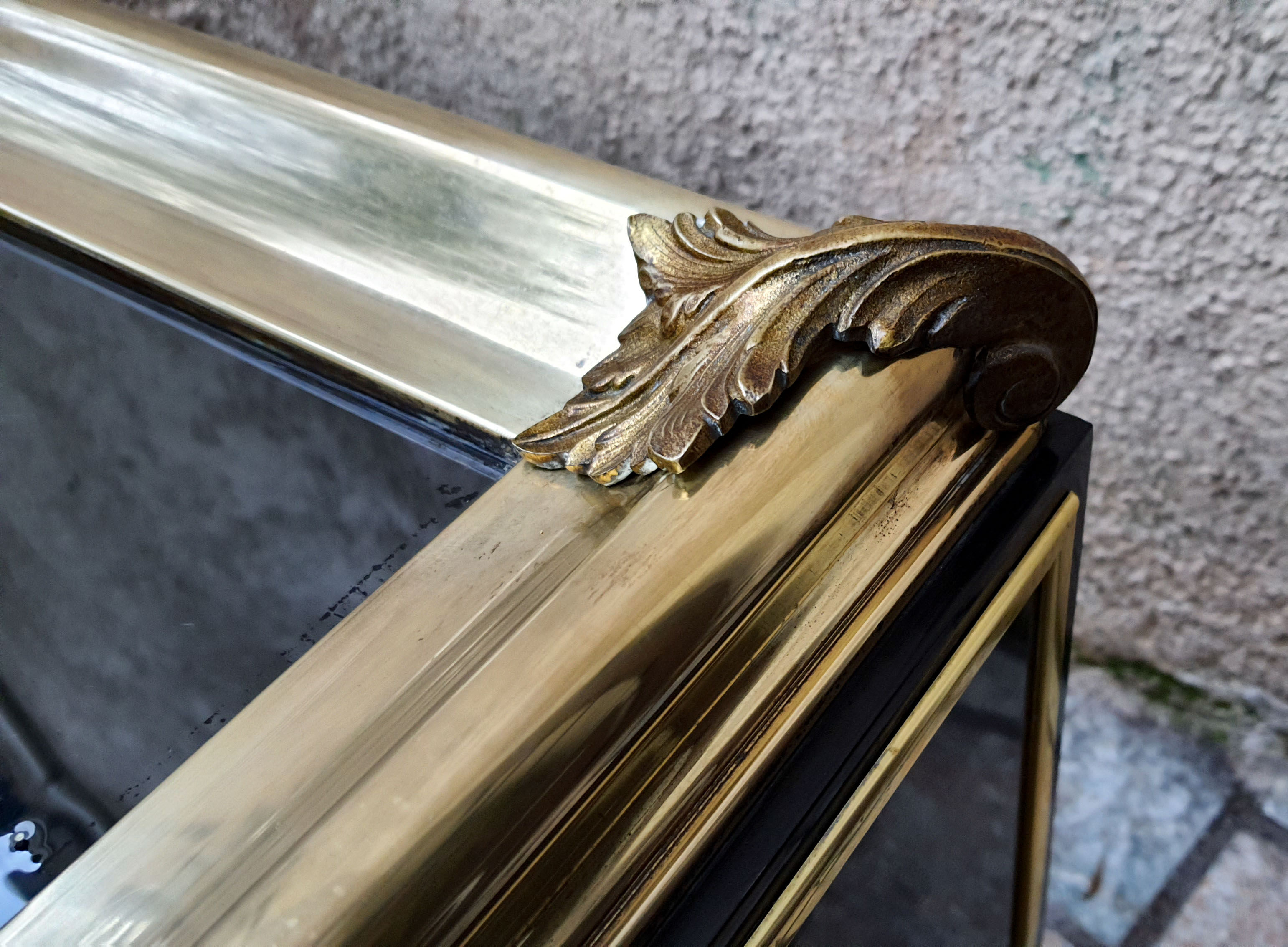 Table basse 1980 laquée noire laiton doré et verre 140cm