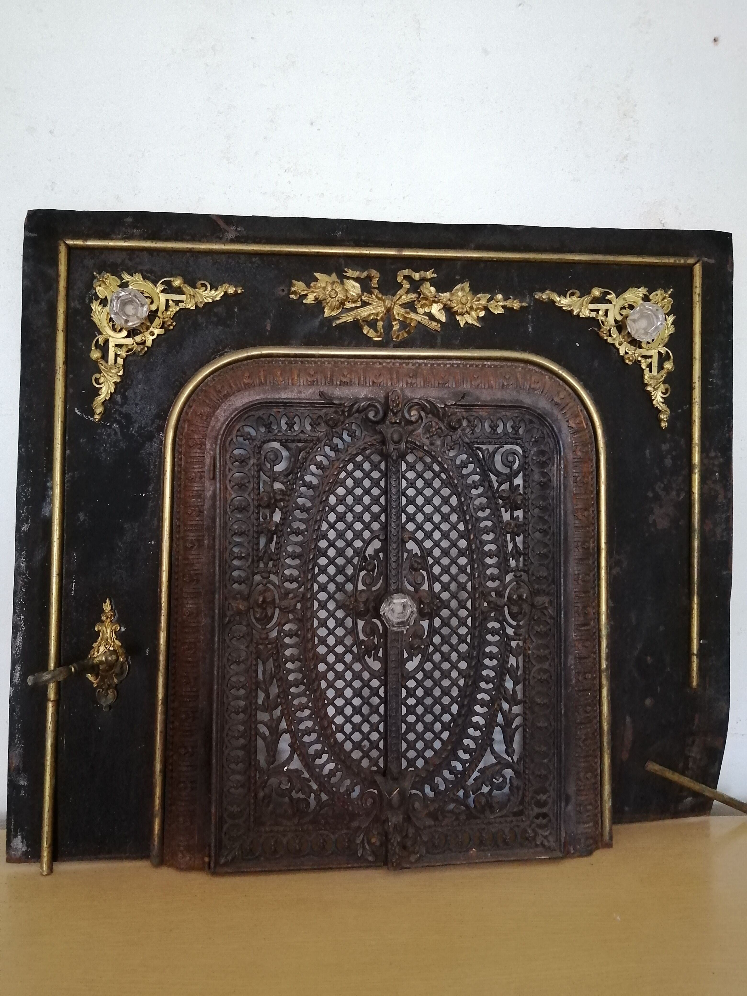 Fireproof adornment against chimney heart