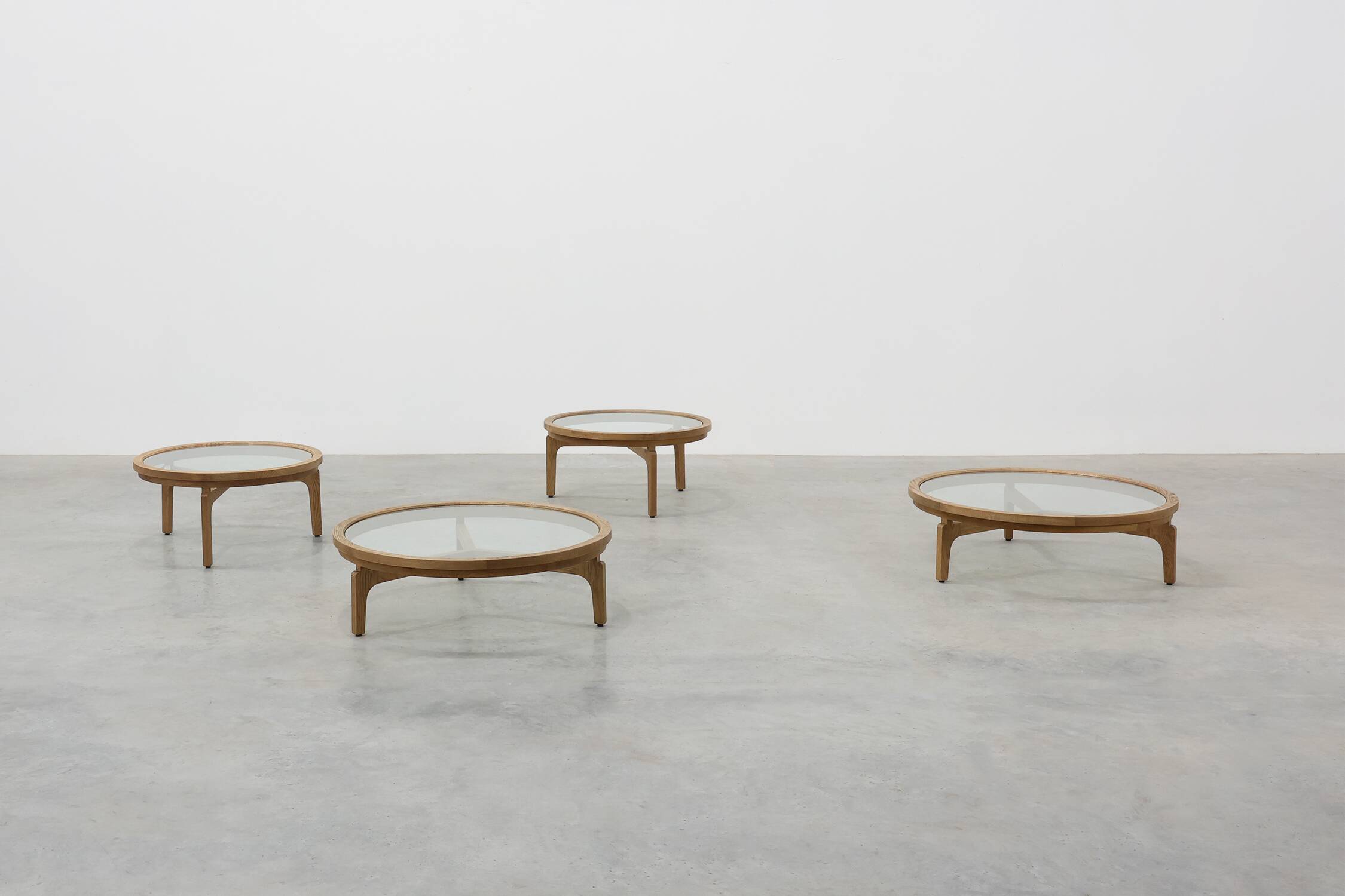 Table moderne en bois de cèdre et verre, Italie fin du 20e siècle
