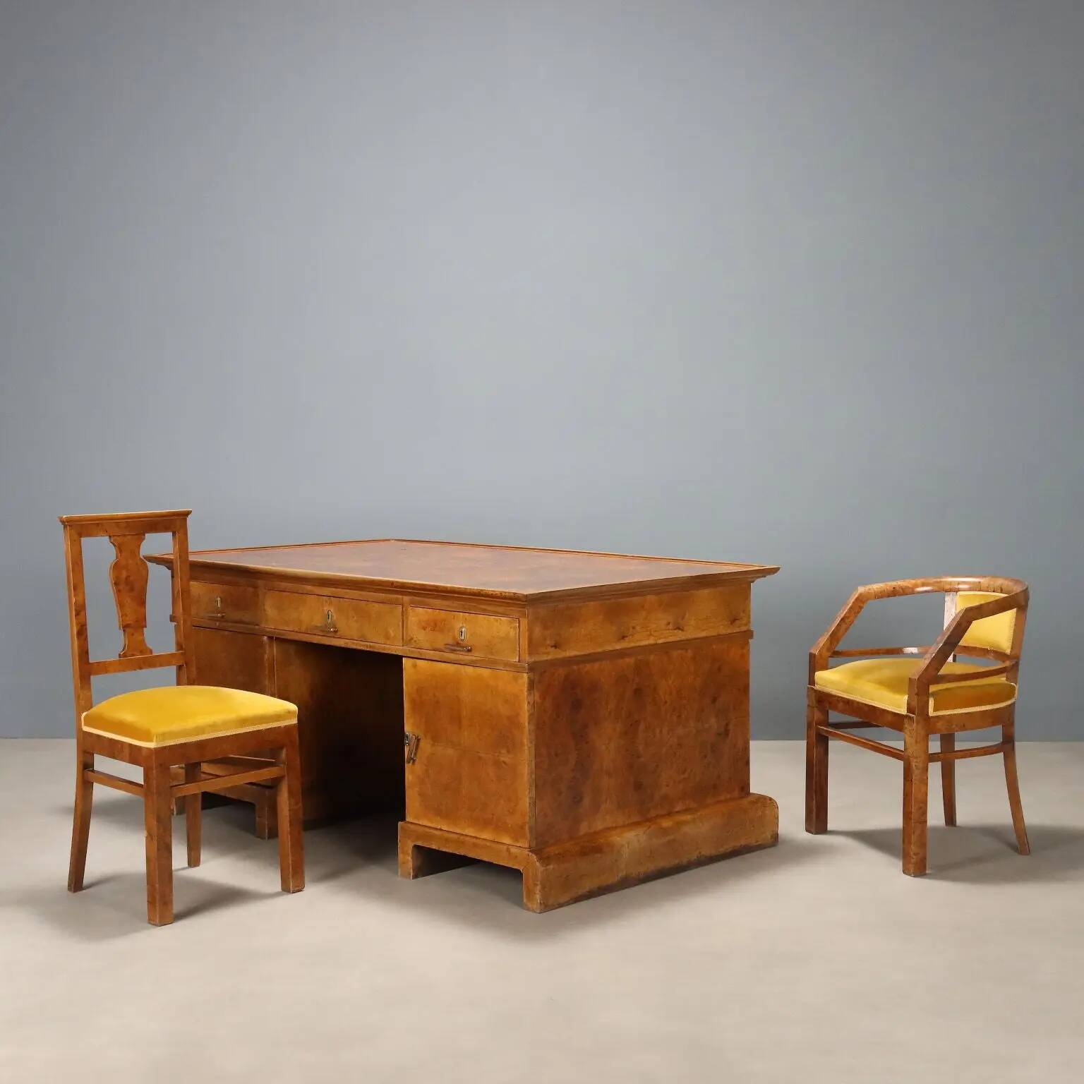 Pair of antique Art Deco chairs in walnut burl veneer, Italy, 20th century.