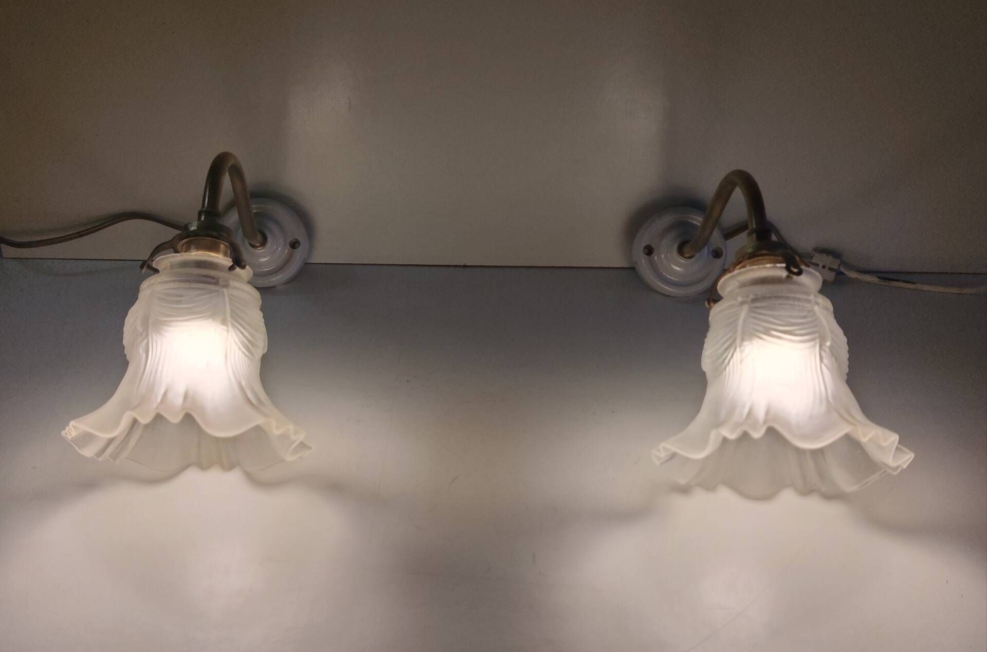 Swan neck wall lights in porcelain, brass and glass - mid 20th century.