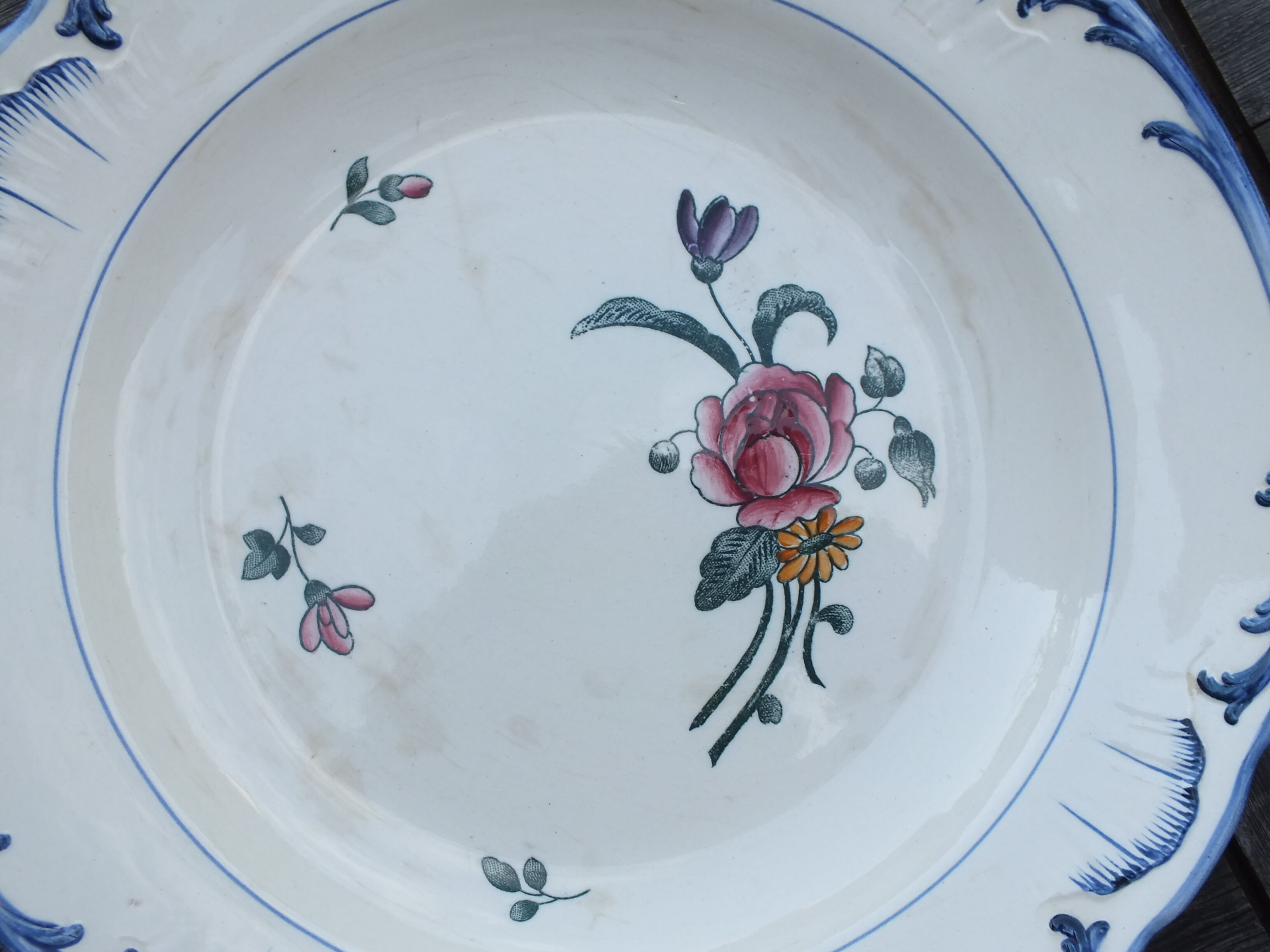 Round flat and hollow Longchamp Velars in Iron Earth