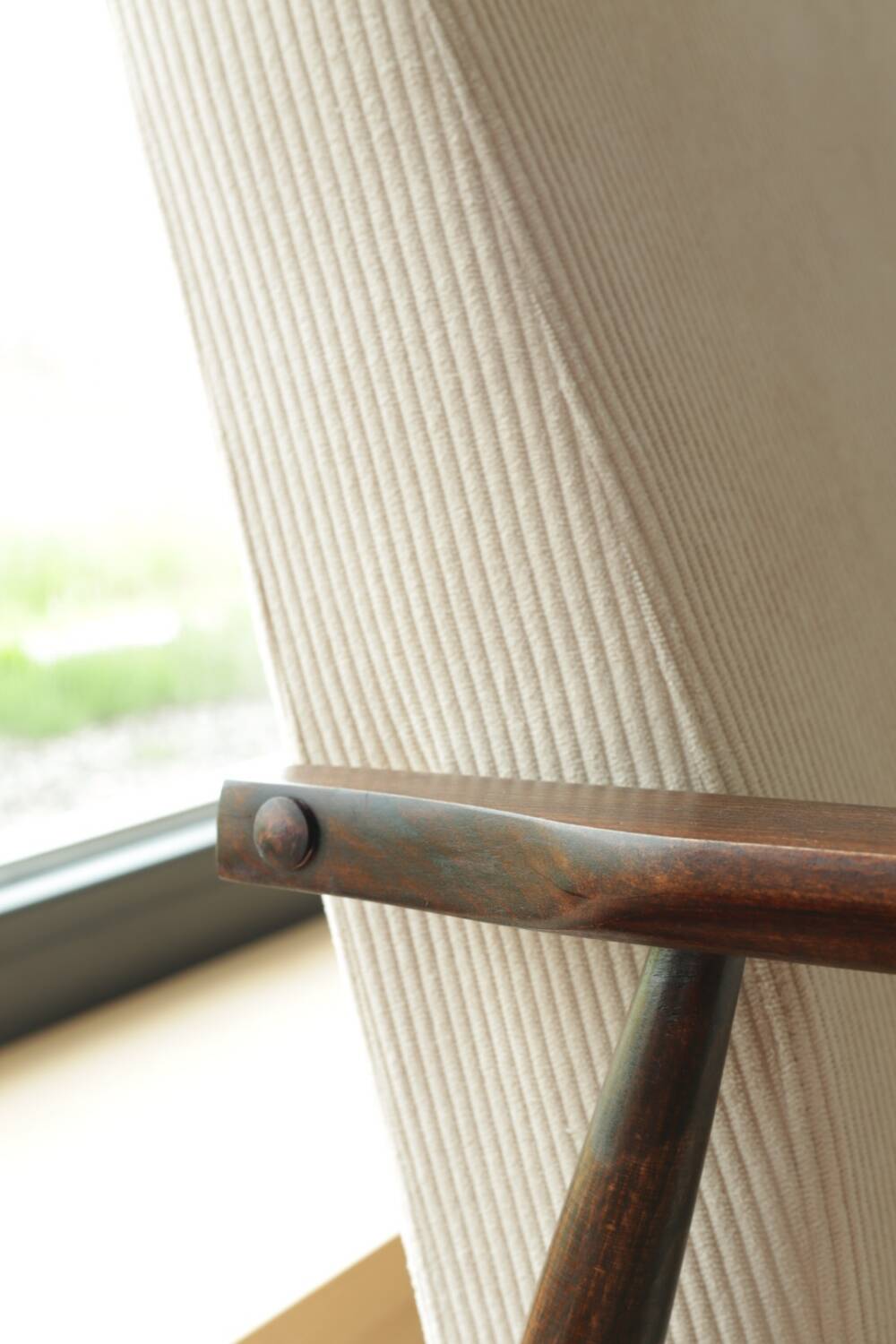 Fauteuil scandinave classique en velours côtelé beige, bois de noyer