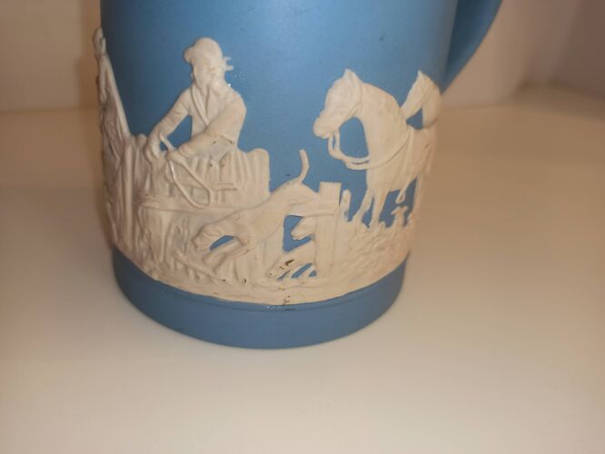 Chope, mug en jaspe. wedgwood, fabrication anglaise. scènes de chasse en relief