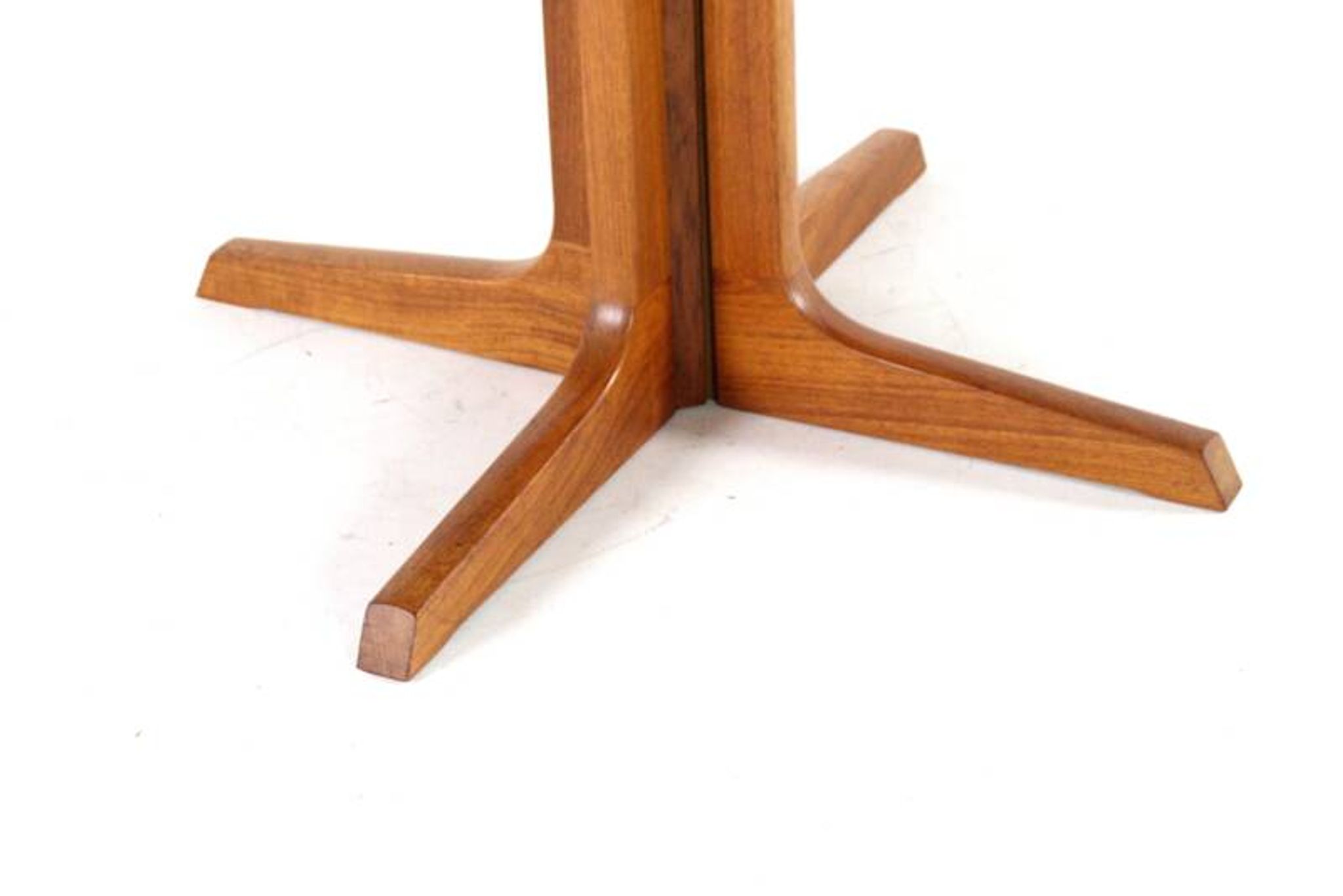 Gudme round extendable dining table 'Nabbe'