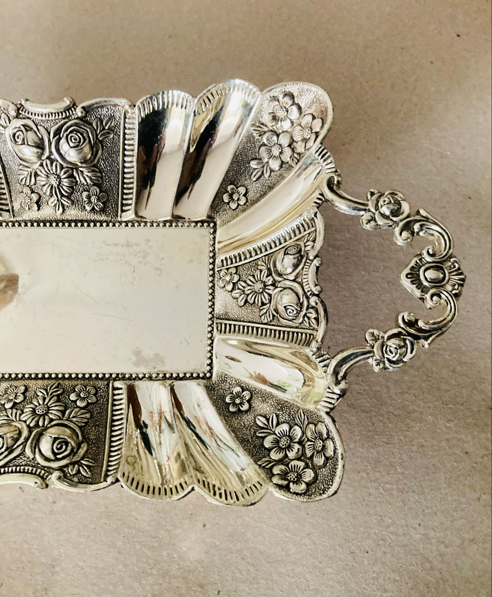 St Louis XV style letter tray, empty pocket, 20th century, in repoussé metal.