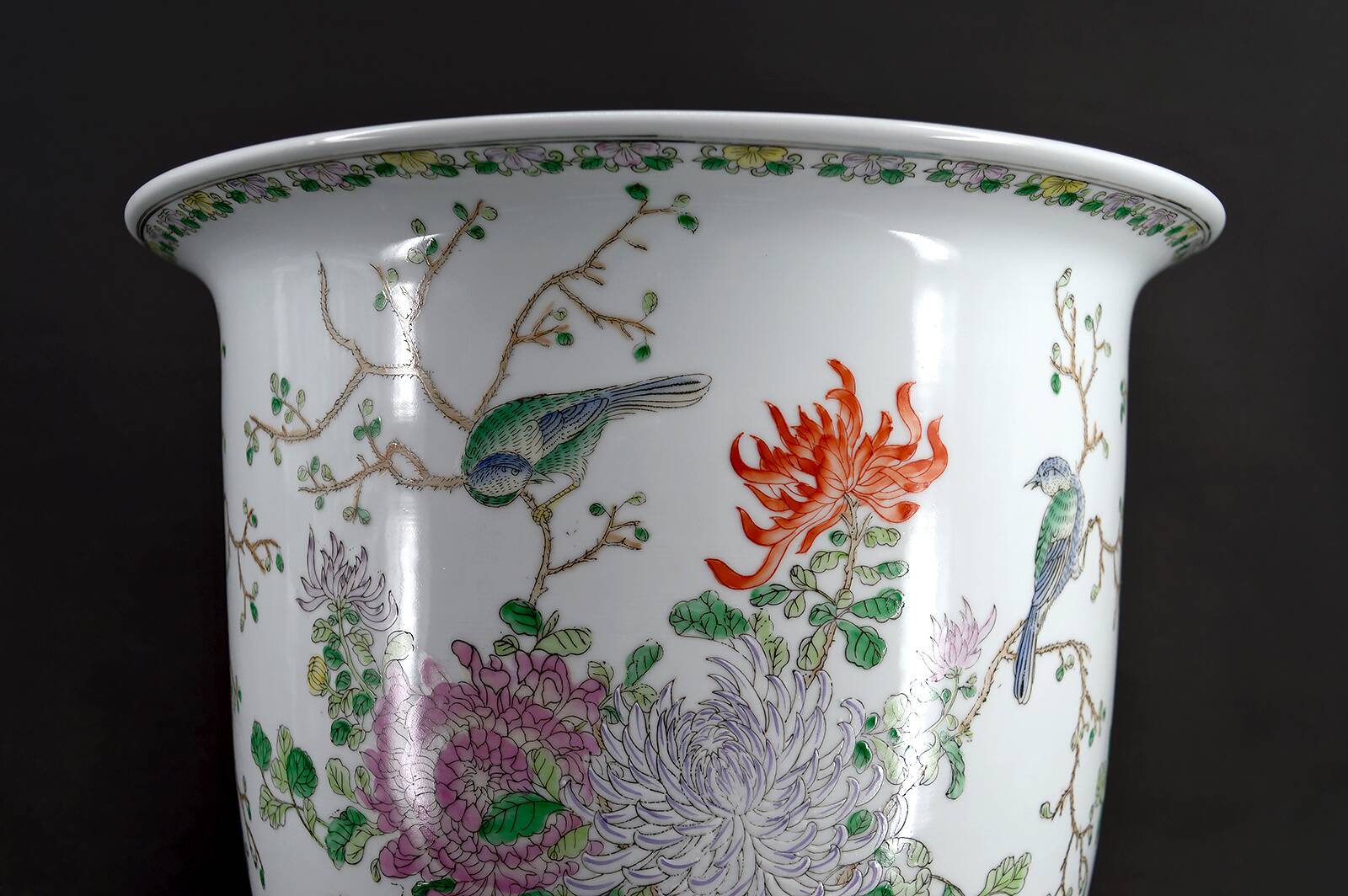 Important Chinese cache-pot with naturalistic floral and animal decoration – 20th century