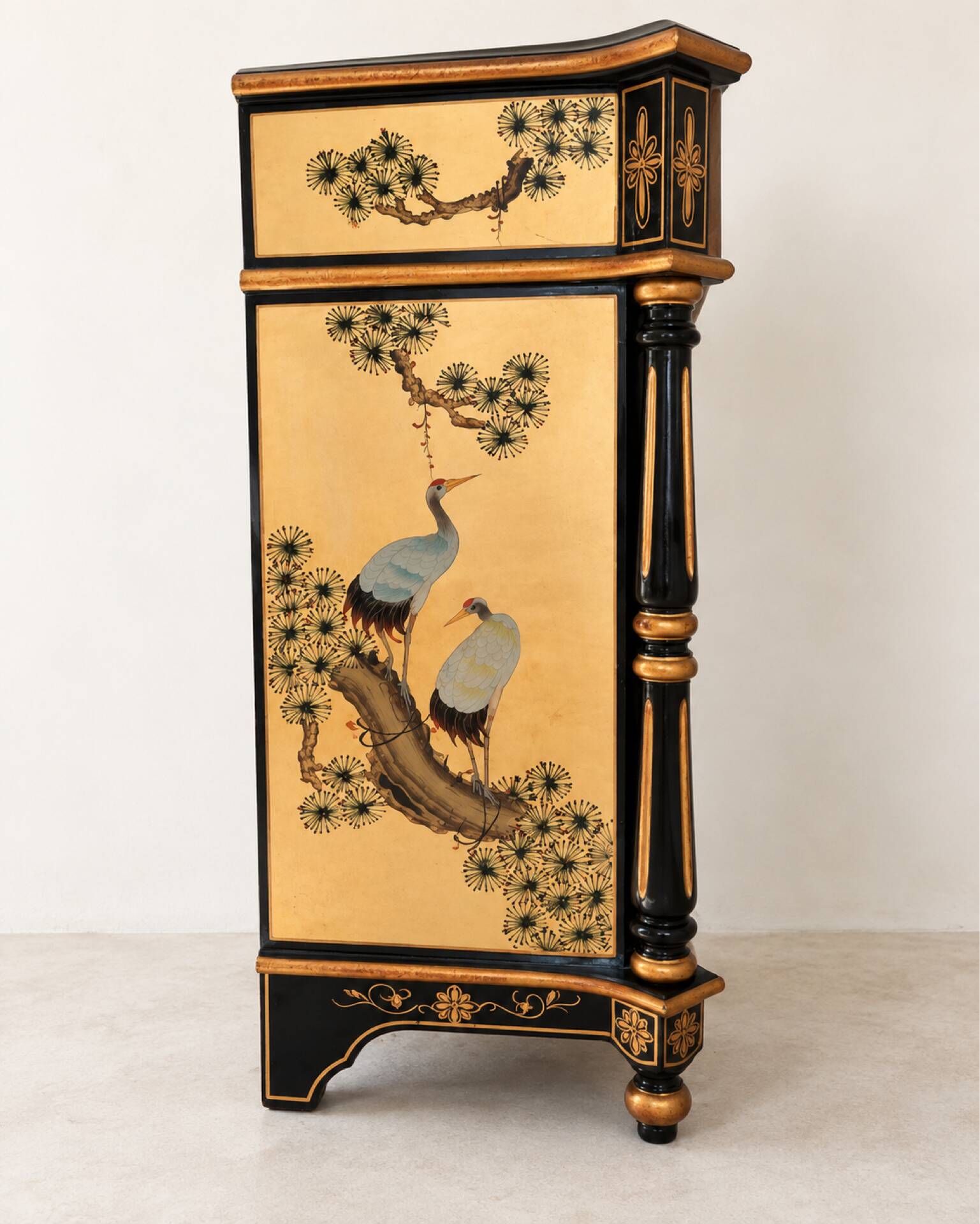 Cabinet chinoiserie de grues en laque noire et dorée, peint à la main