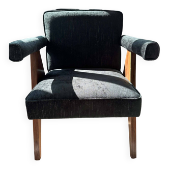 Armchair with stain-resistant fabrics
