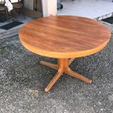 Baumann extendable round table
